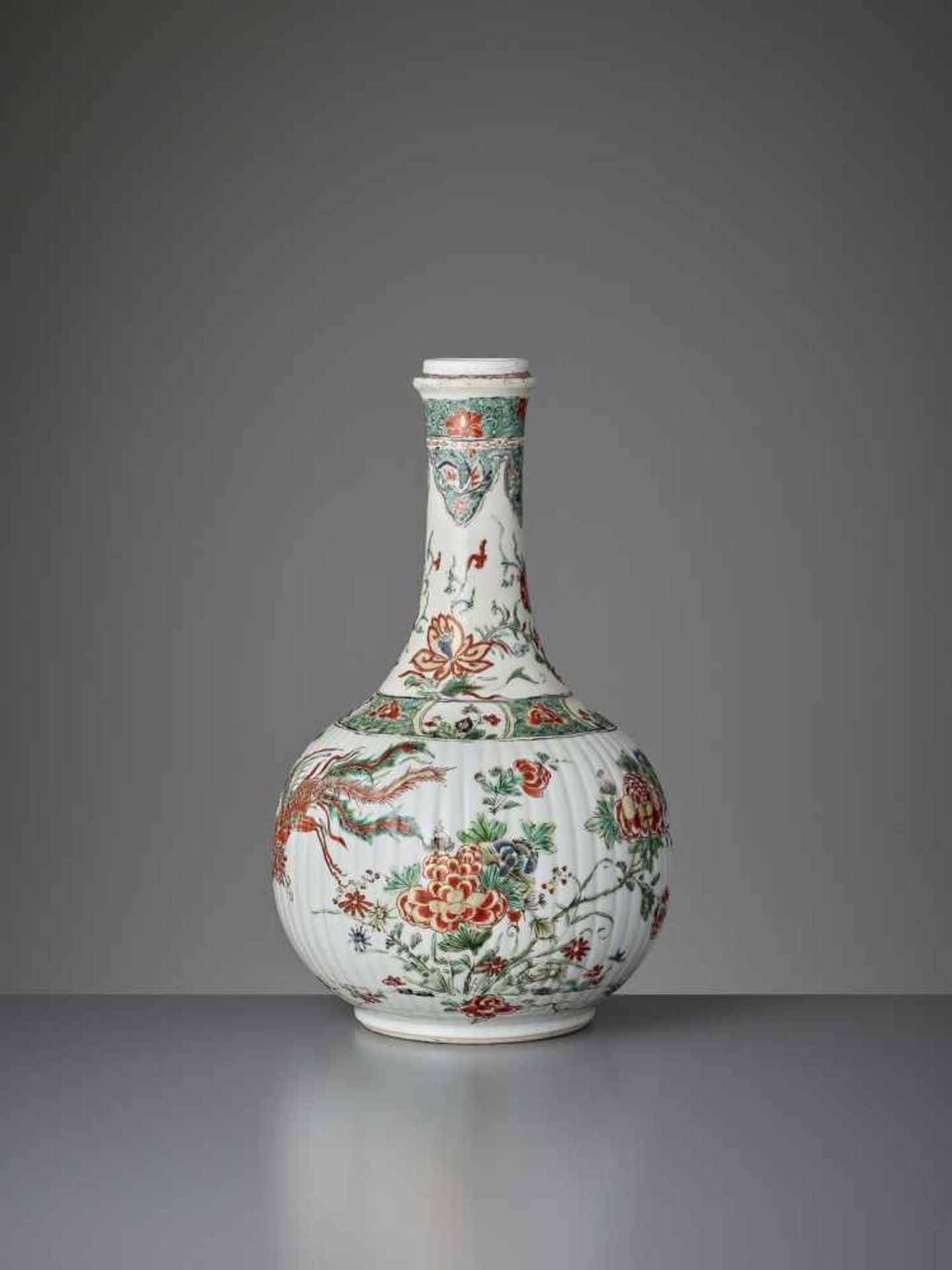 A FAMILLE VERTE PHOENIX BOTTLE VASE, KANGXI - Bild 2 aus 10