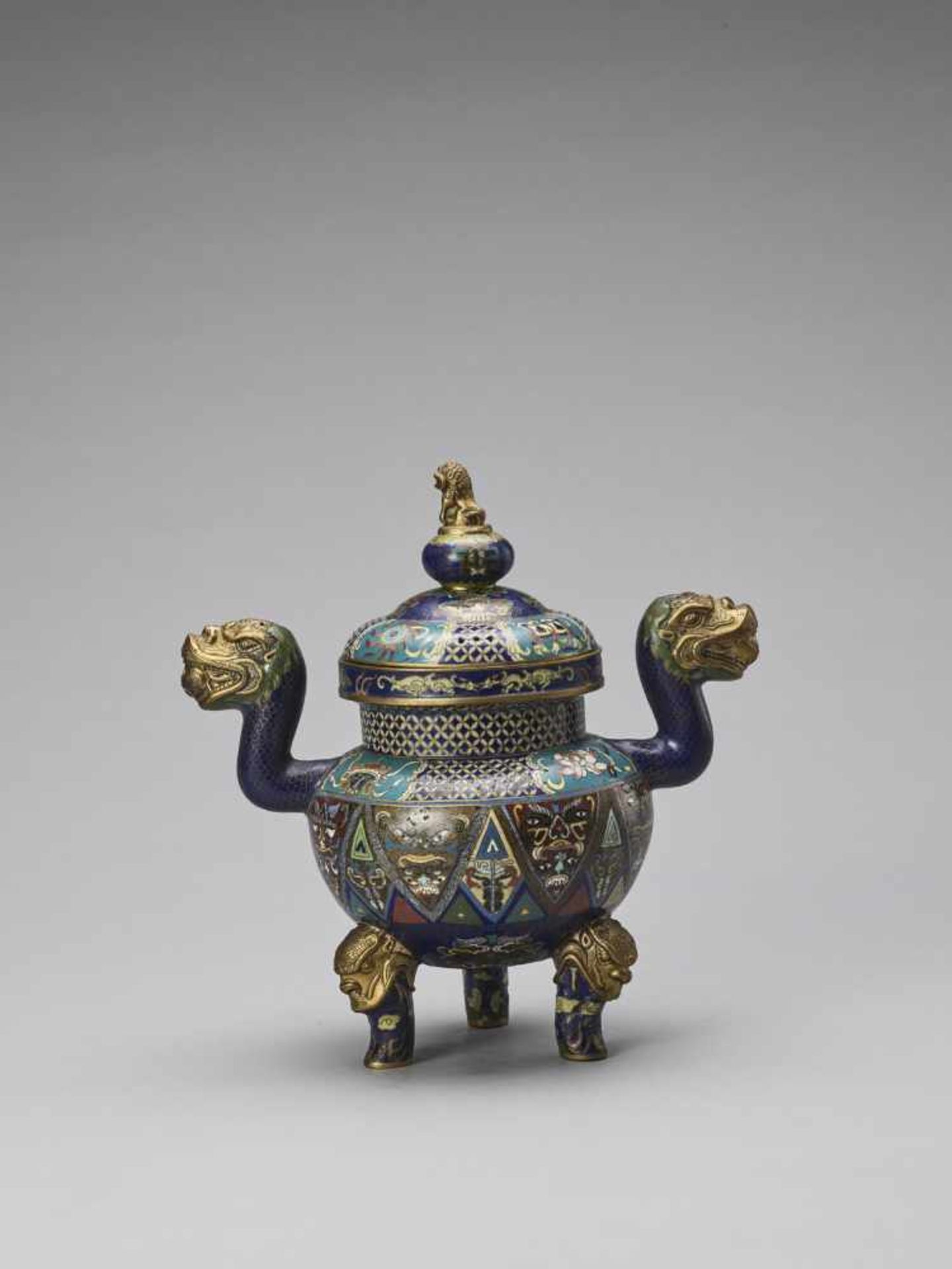 A CLOISONNÉ TRIPOD CENSER AND COVER, LATE QING < - Bild 4 aus 8