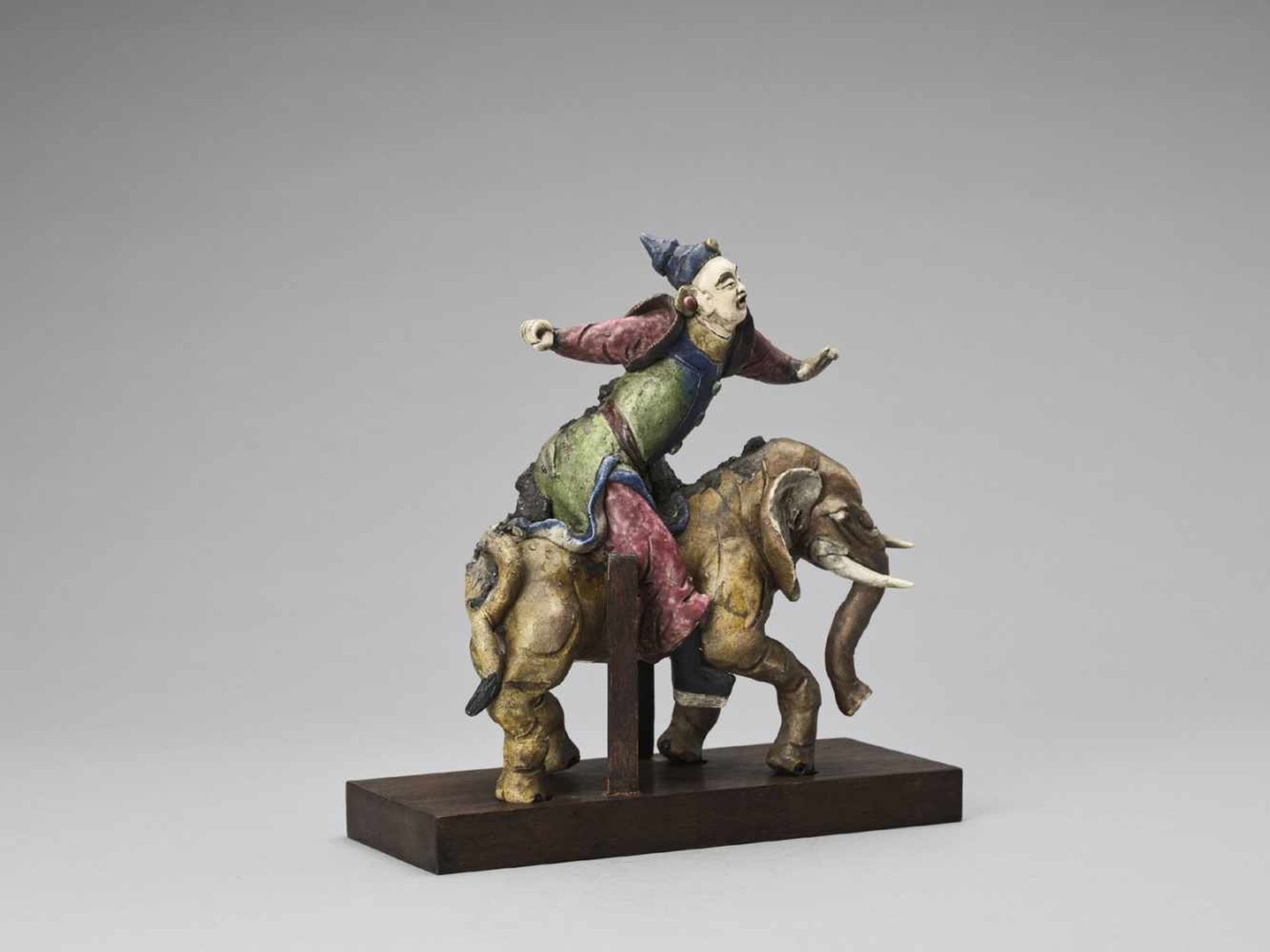 A GLAZED TERRACOTTA FIGURE OF A DIGNITARY RIDING AN ELEPHANT, MID-QING - Bild 3 aus 10