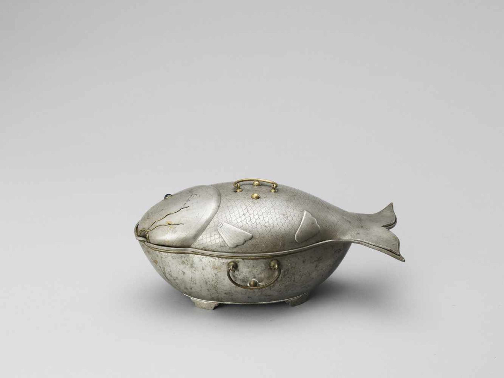 A LIDDED ‘CARP’ TUREEN, QING <br - Bild 5 aus 11