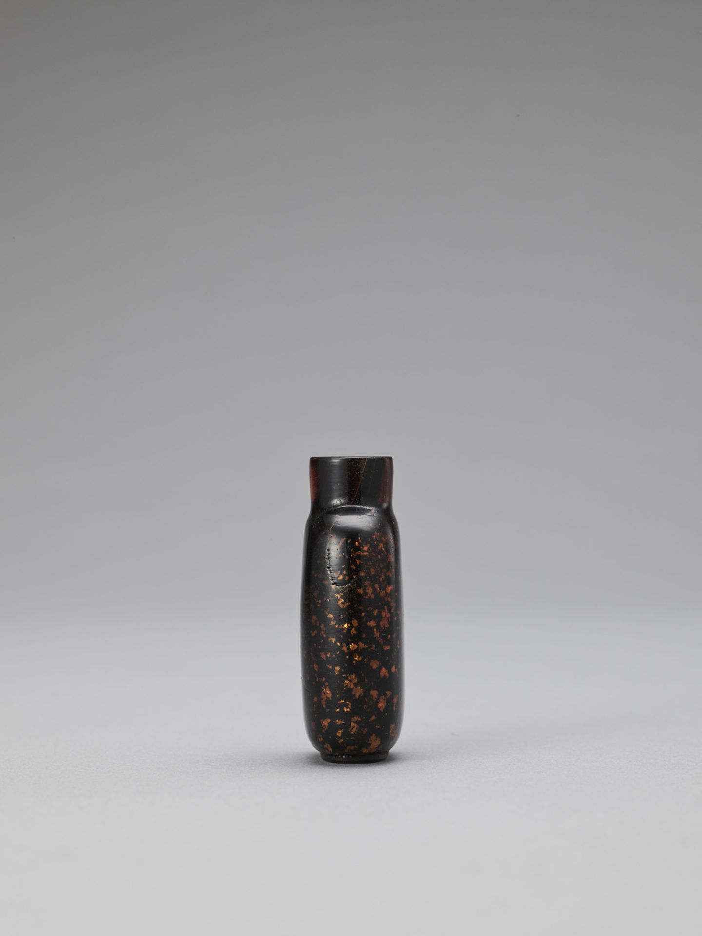 A GOLD-SPECKLED AMBER AVENTURINE GLASS SNUFF BOTTLE, QING - Image 4 of 6