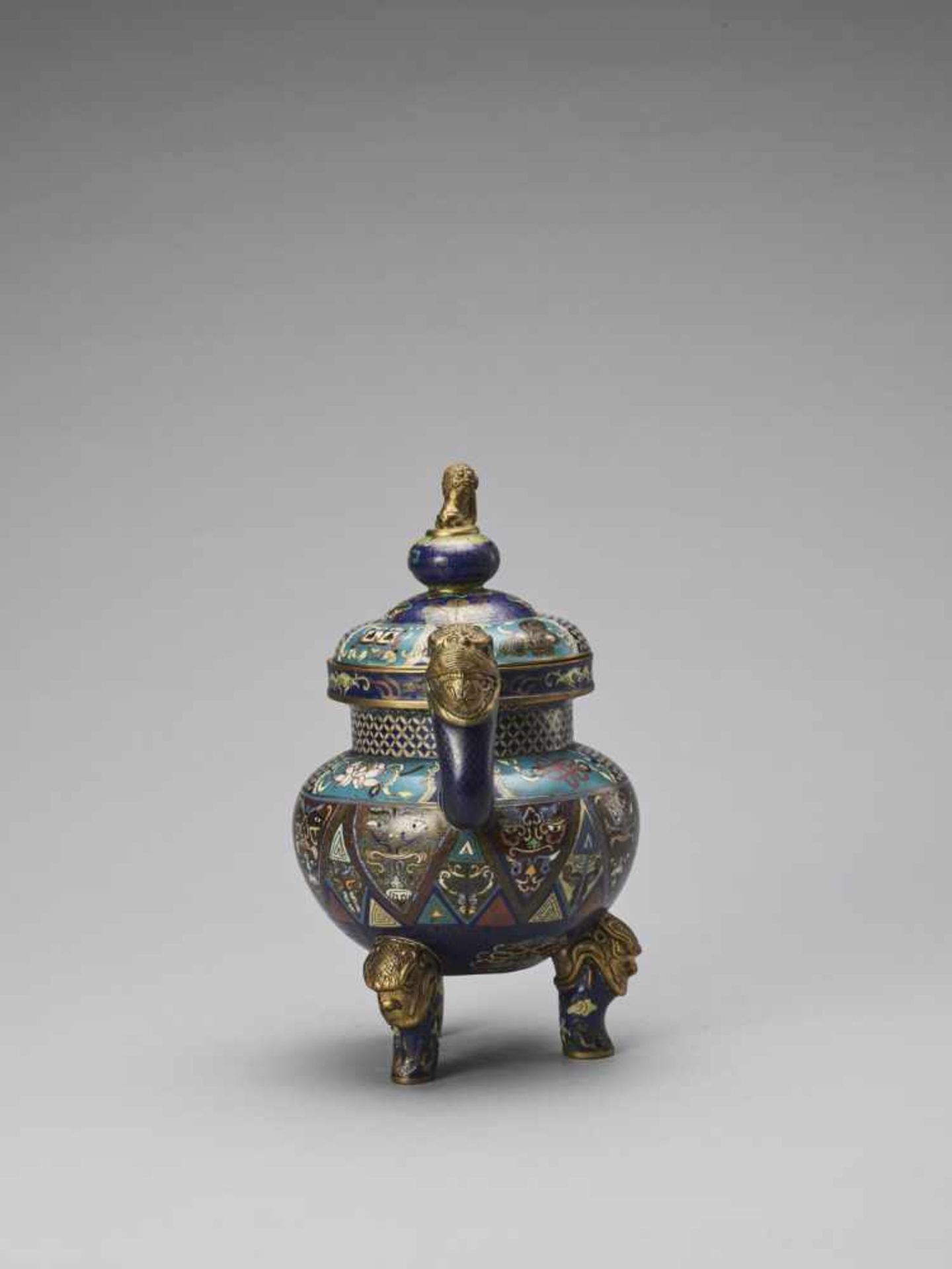 A CLOISONNÉ TRIPOD CENSER AND COVER, LATE QING < - Bild 6 aus 8