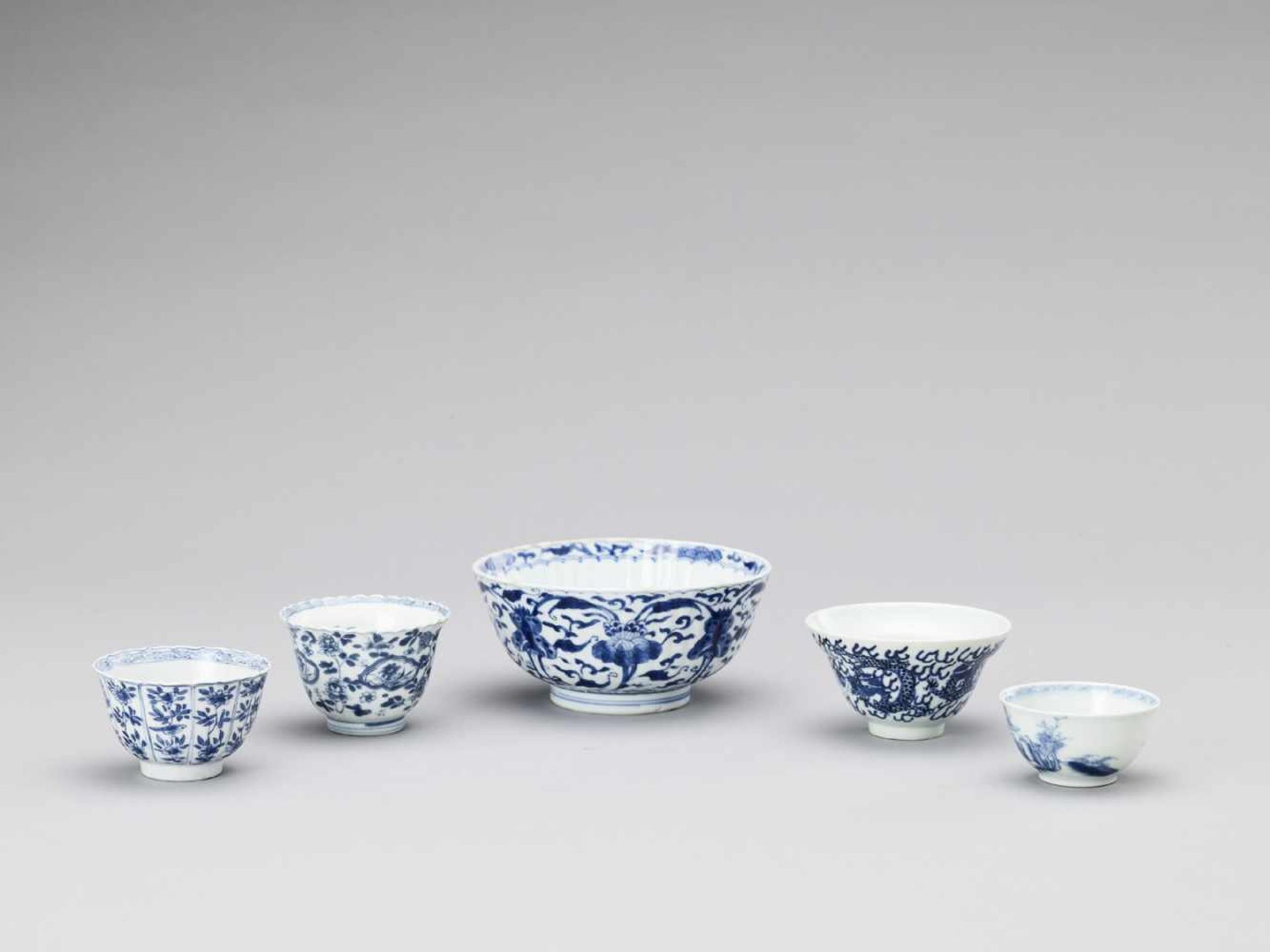 A GROUP OF FIVE BLUE AND WHITE PORCELAIN BOWLS - Image 2 of 10