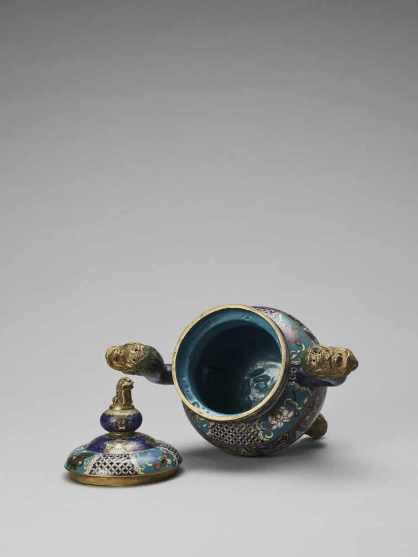 A CLOISONNÉ TRIPOD CENSER AND COVER, LATE QING < - Bild 7 aus 8