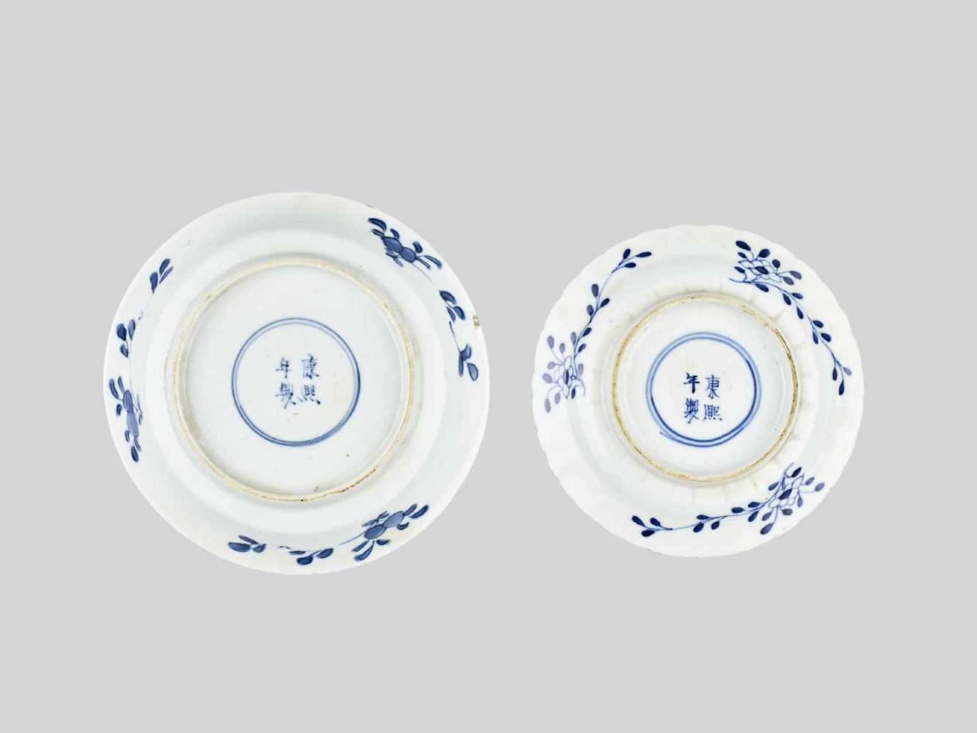 TWO SMALL BLUE AND WHITE GLAZED PORCELAIN DISHES, KANGXI MARK AND PERIOD - Bild 2 aus 6