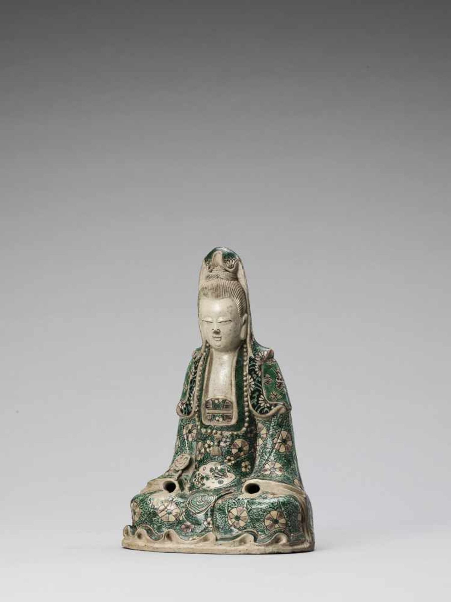 A FAMILLE VERTE BISCUIT PORCELAIN FIGURE OF GUANYIN, KANGXI - Bild 2 aus 6