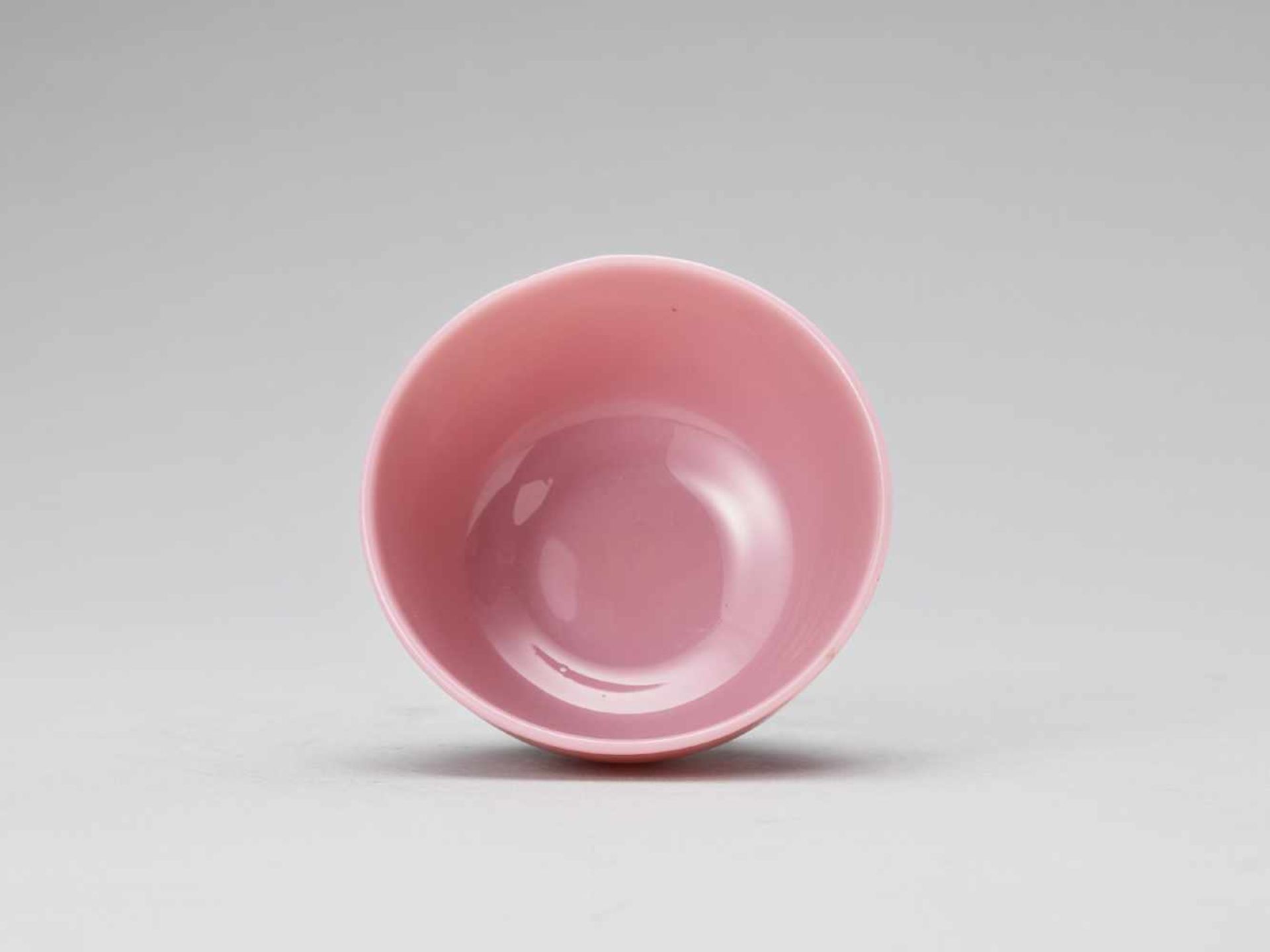 A SMALL PINK GLASS BOWL, QING - Bild 5 aus 6