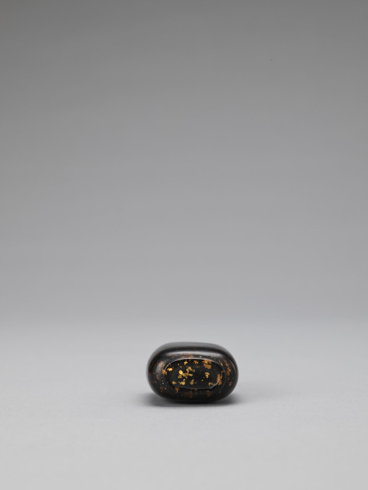A GOLD-SPECKLED AMBER AVENTURINE GLASS SNUFF BOTTLE, QING - Image 6 of 6