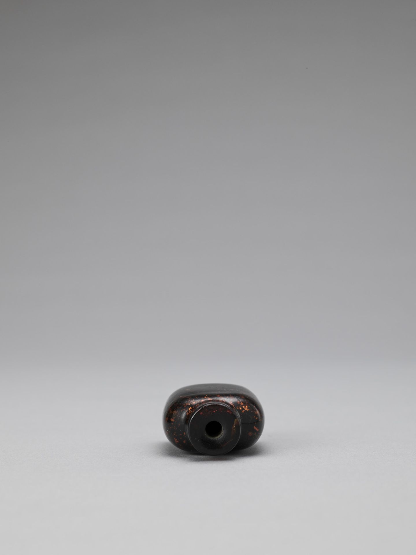 A GOLD-SPECKLED AMBER AVENTURINE GLASS SNUFF BOTTLE, QING - Image 5 of 6