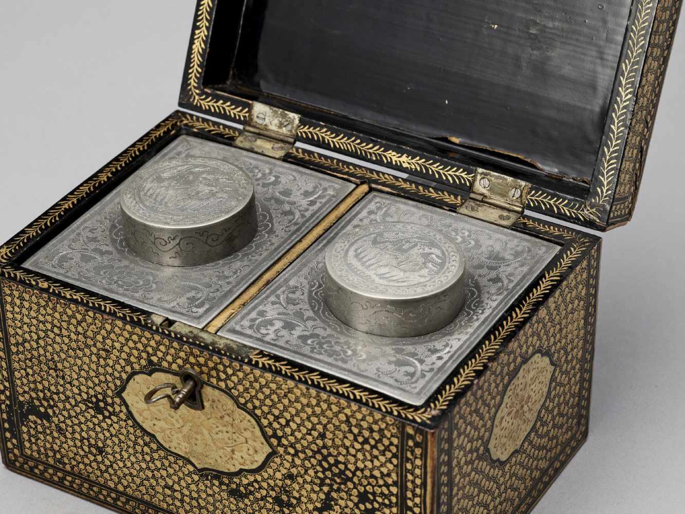 A CANTON LACQUER TEA CADDY WITH ORIGINAL TEA CONTAINERS, QING - Image 4 of 7