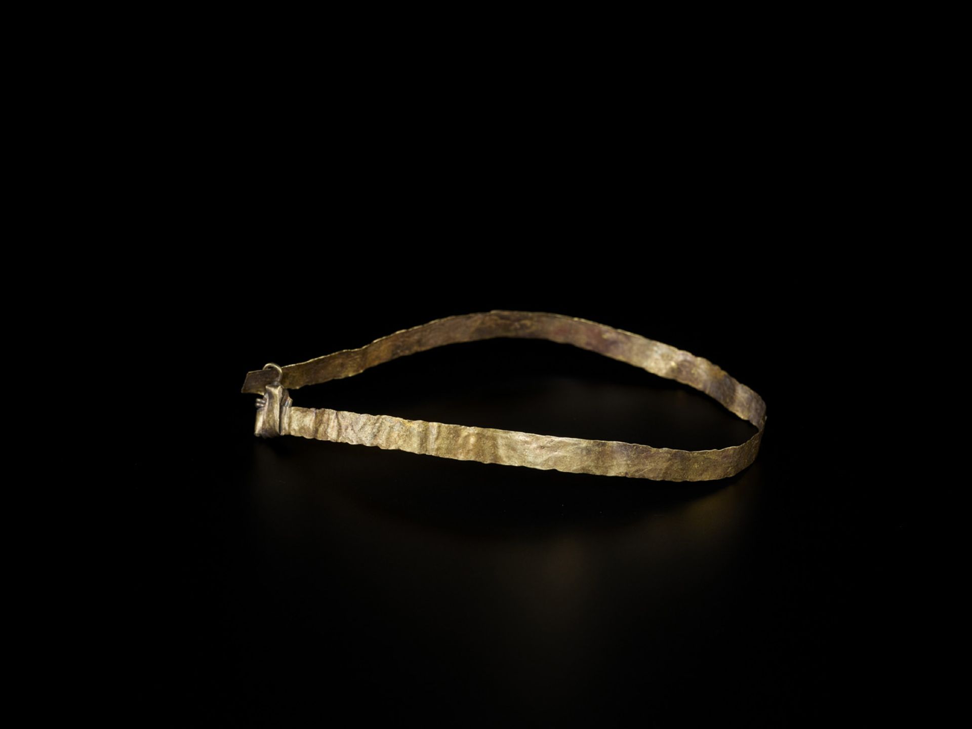 A THIN CHAM GOLD SHEET NECKLACE - Image 2 of 4