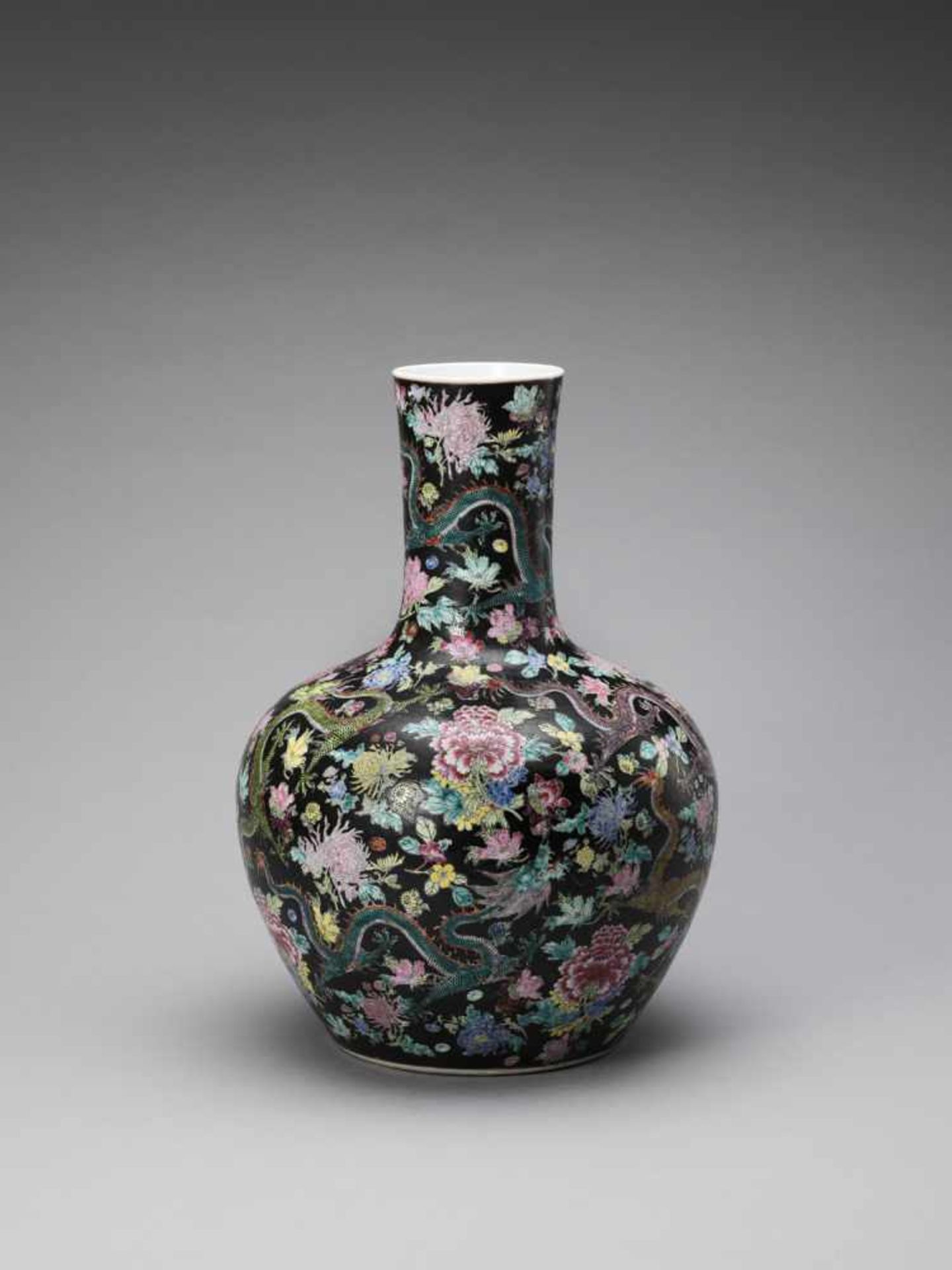 A BLACK-GROUND FAMILLE ROSE VASE, TIANQIUPING - Bild 3 aus 7