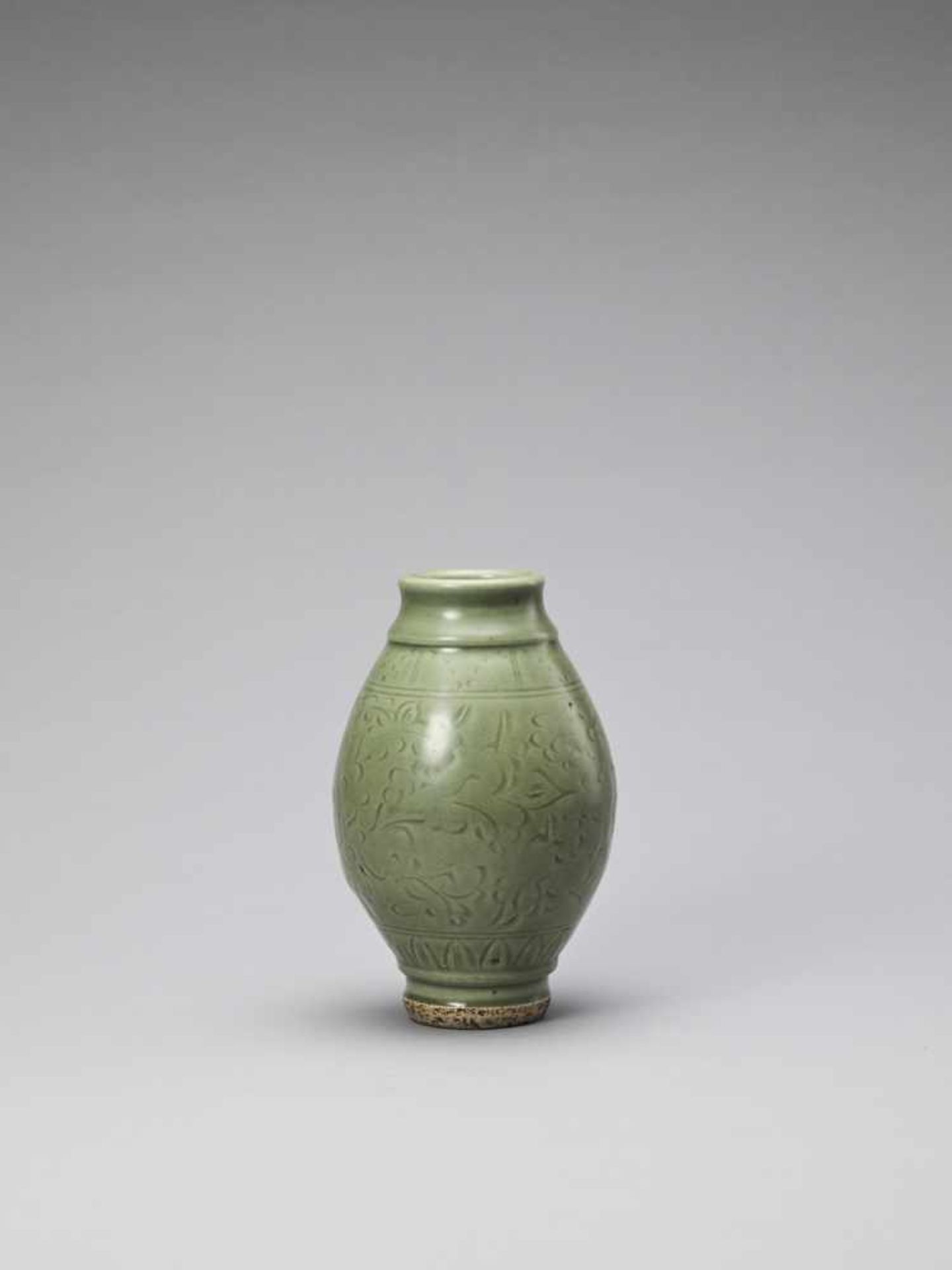 A CARVED LONGQUAN CELADON ‘LOTUS’ JAR, YUAN TO EARLY MING <br - Image 4 of 6