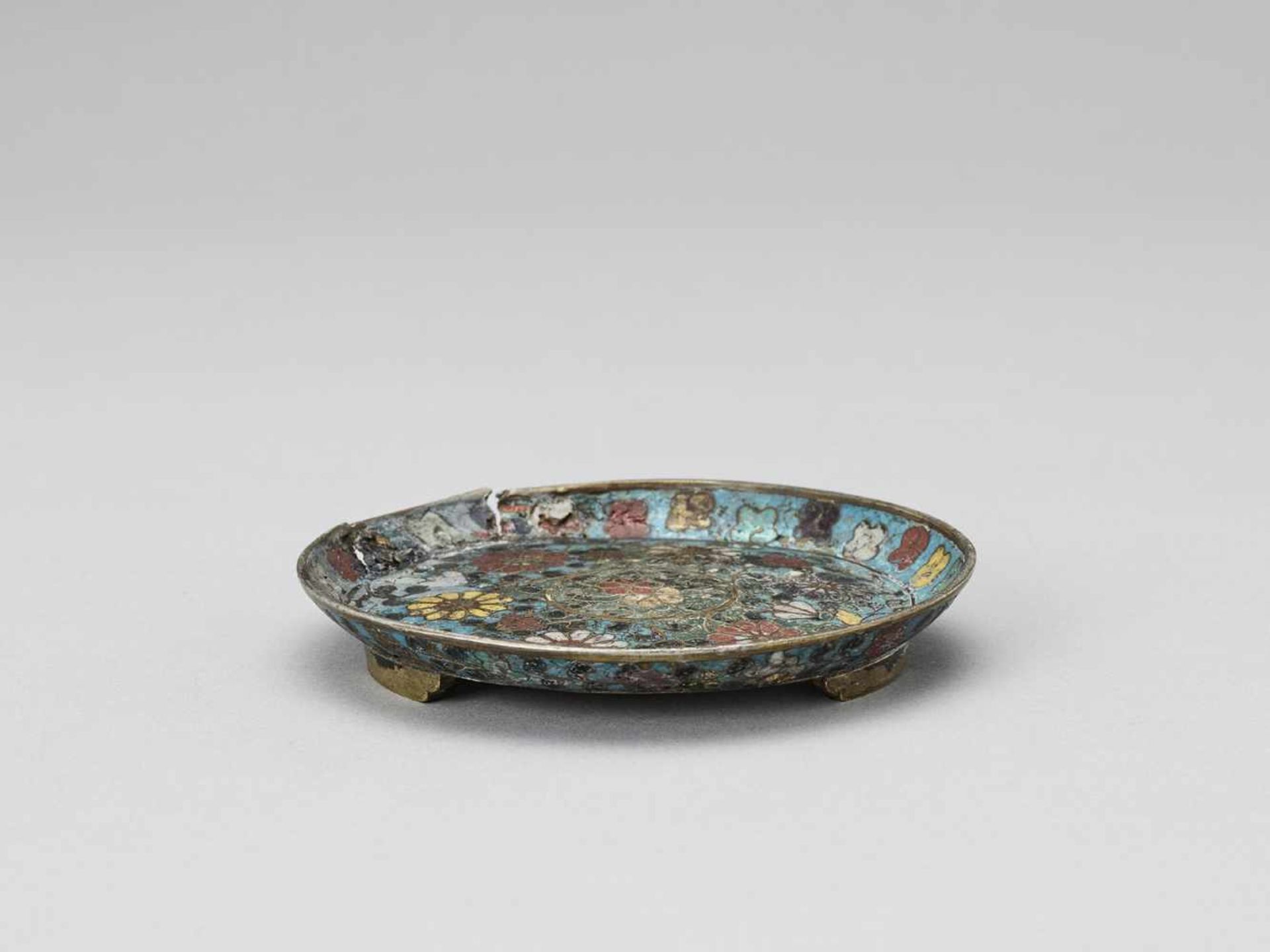 A SMALL FLORAL CLOISONNÉ TRAY, MING < - Bild 2 aus 5