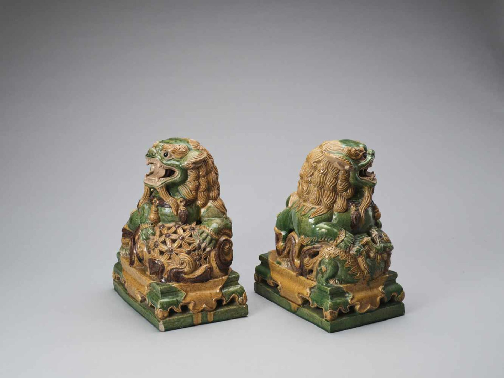 A PAIR OF RETICULATED SANCAI GLAZED POTTERY BUDDHIST LIONS, LATE MING TO EARLIER QING - Image 6 of 8