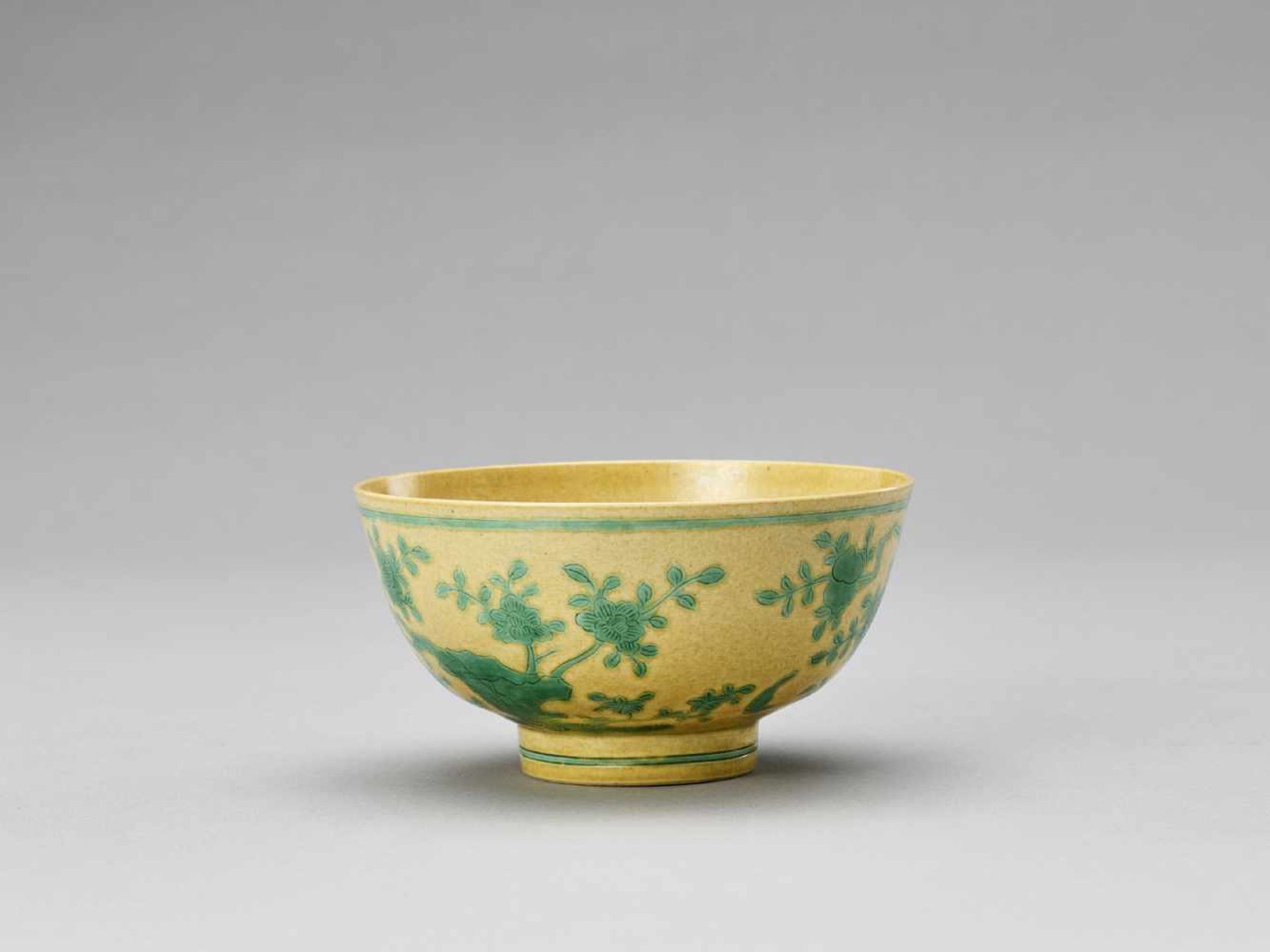 A YELLOW AND GREEN-GLAZED ‘PEONIES AND PEACHES’ BOWL, REPUBLIC <br - Image 4 of 8