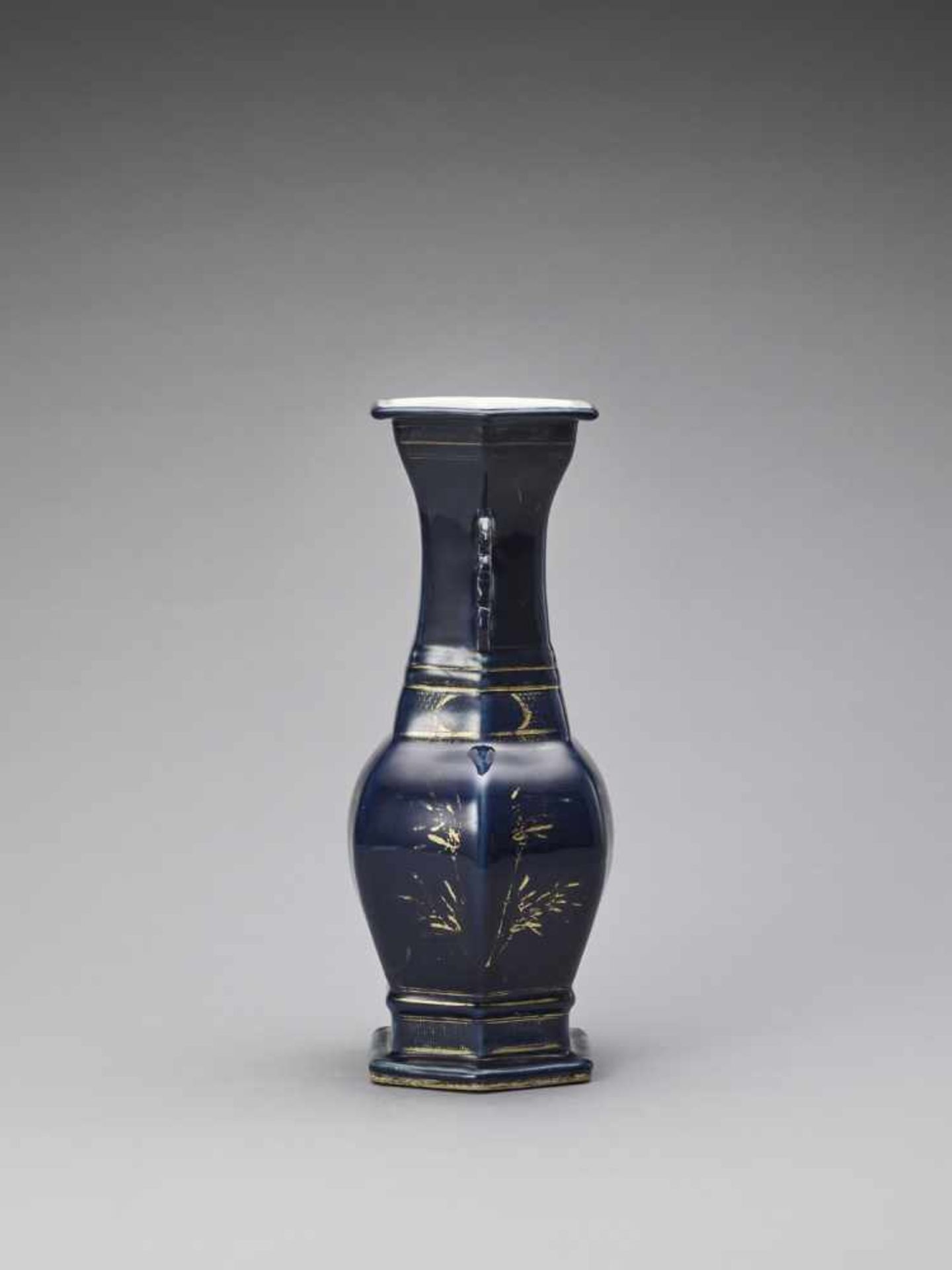 A GILT-DECORATED POWDER-BLUE GLAZED BALUSTER VASE, KANGXI - Bild 2 aus 7