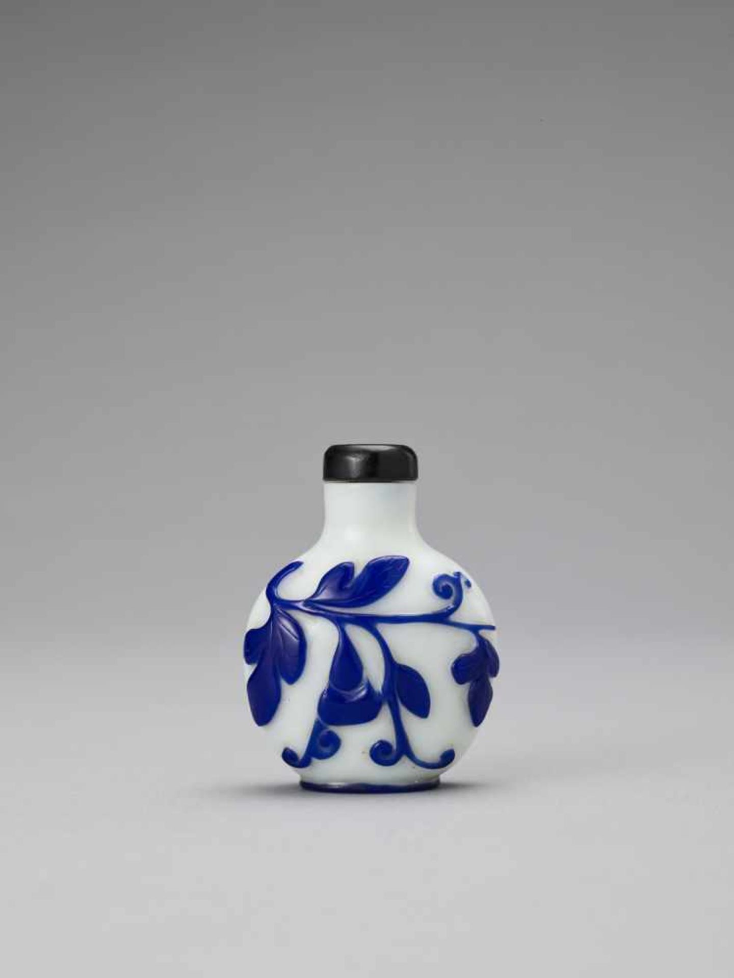 A SAPPHIRE BLUE OVERLAY GLASS SNUFF BOTTLE, QING - Bild 2 aus 7