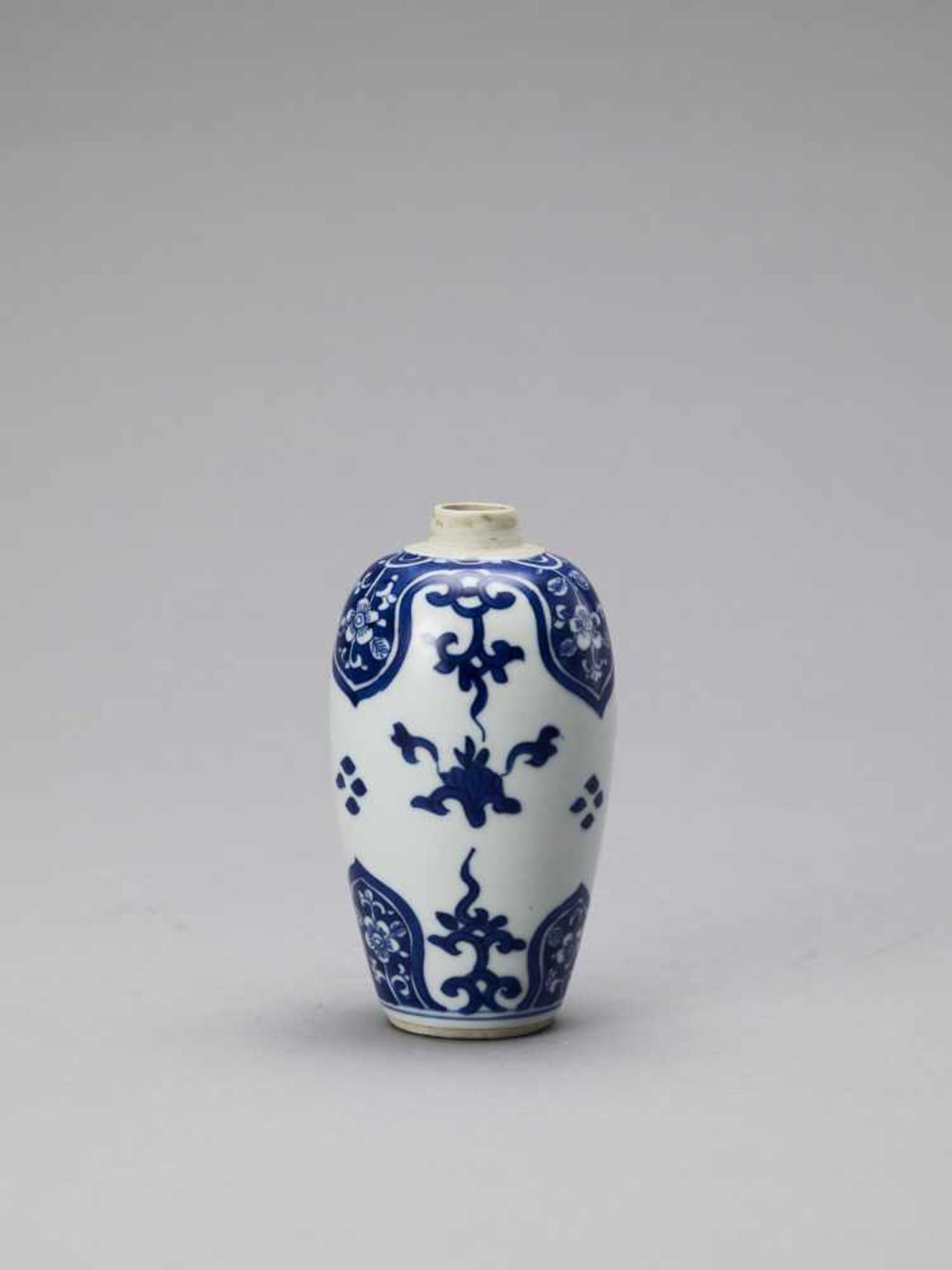 A BLUE AND WHITE PORCELAIN BALUSTER VASE, KANGXI