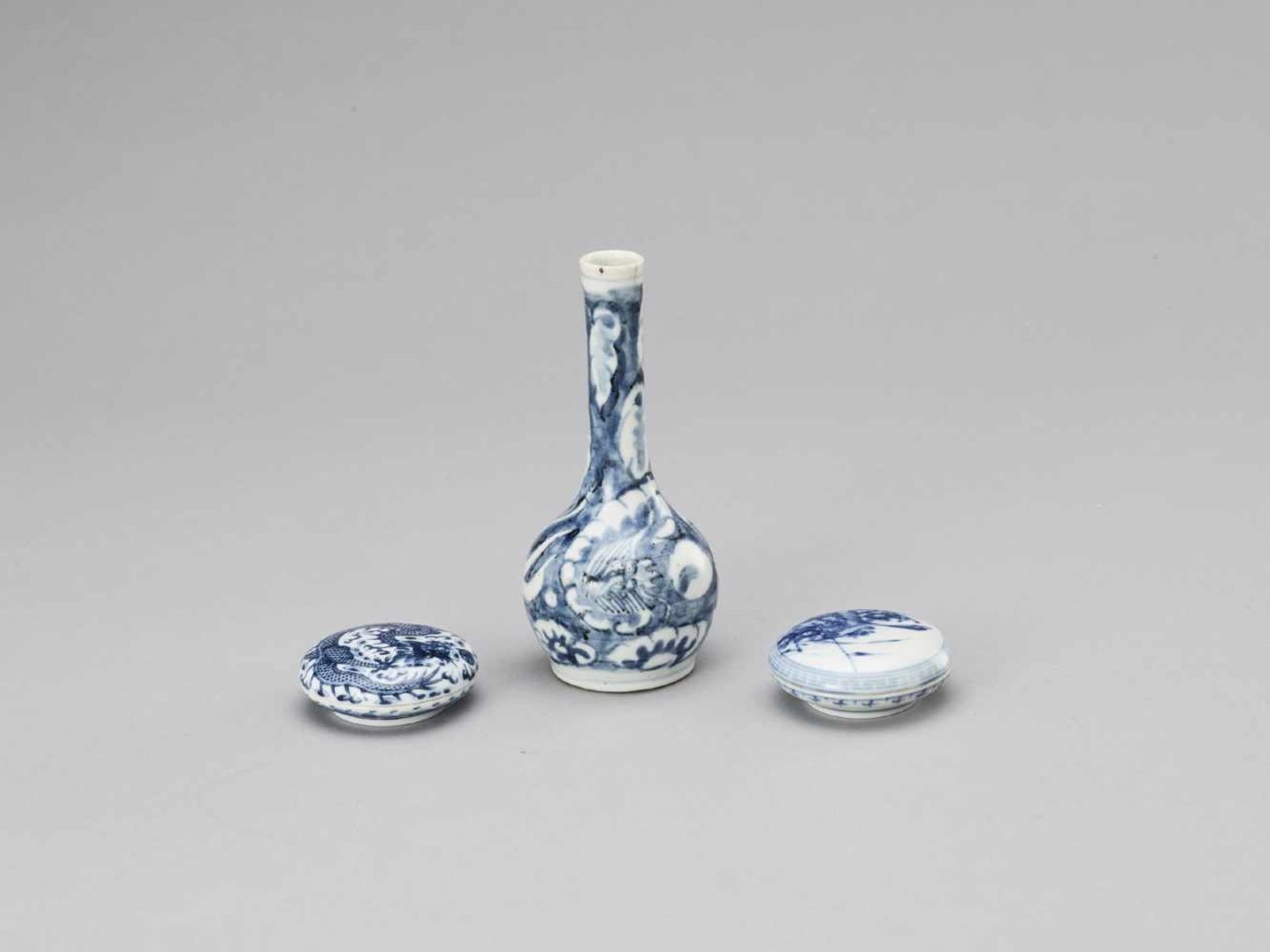 A BLUE AND WHITE PORCELAIN MIXED LOT, QING - Bild 5 aus 9