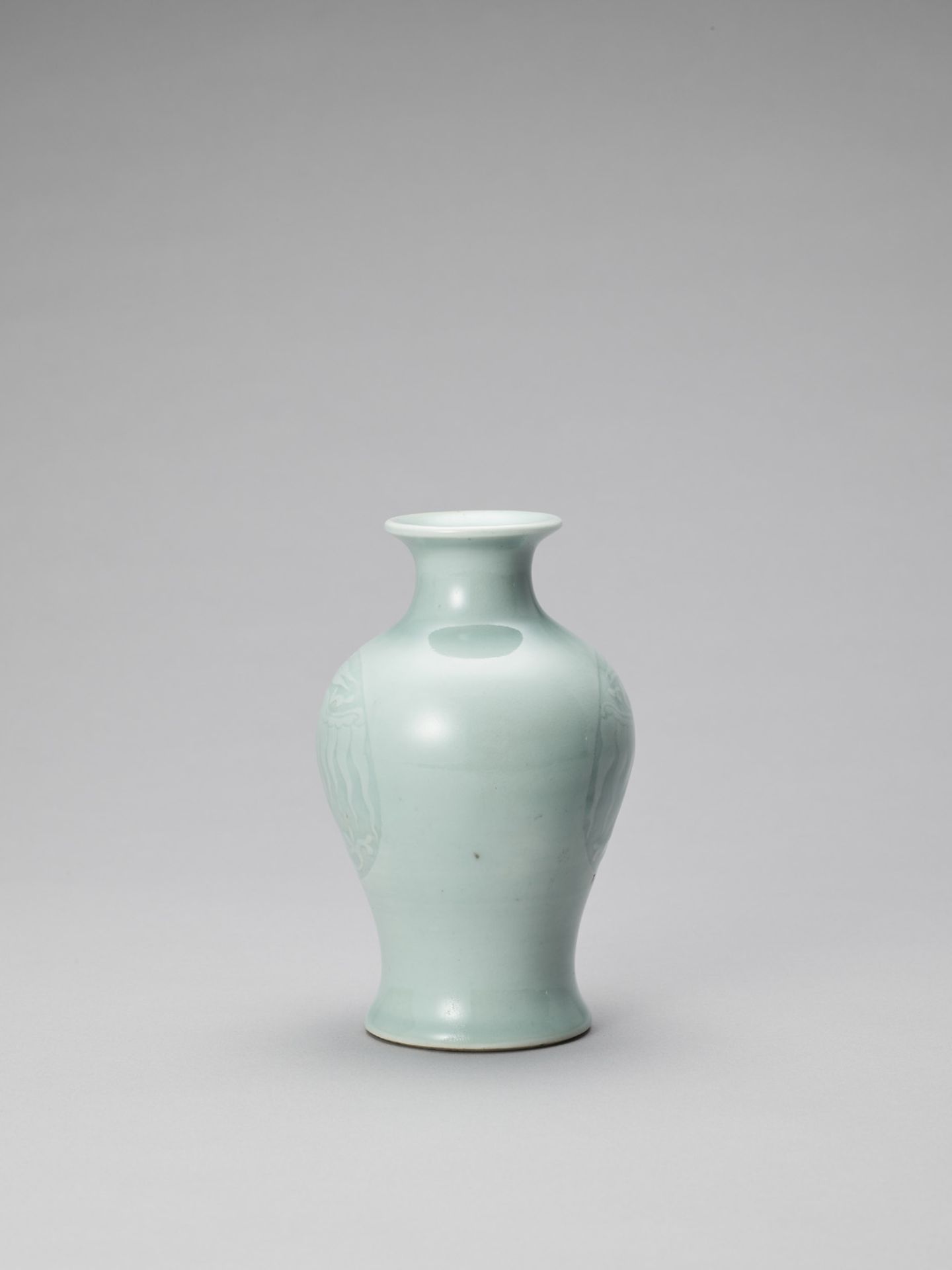 A CARVED CELADON PORCELAIN ‘PHOENIX’ VASE, LATE QING TO REPUBLIC <br - Bild 2 aus 6