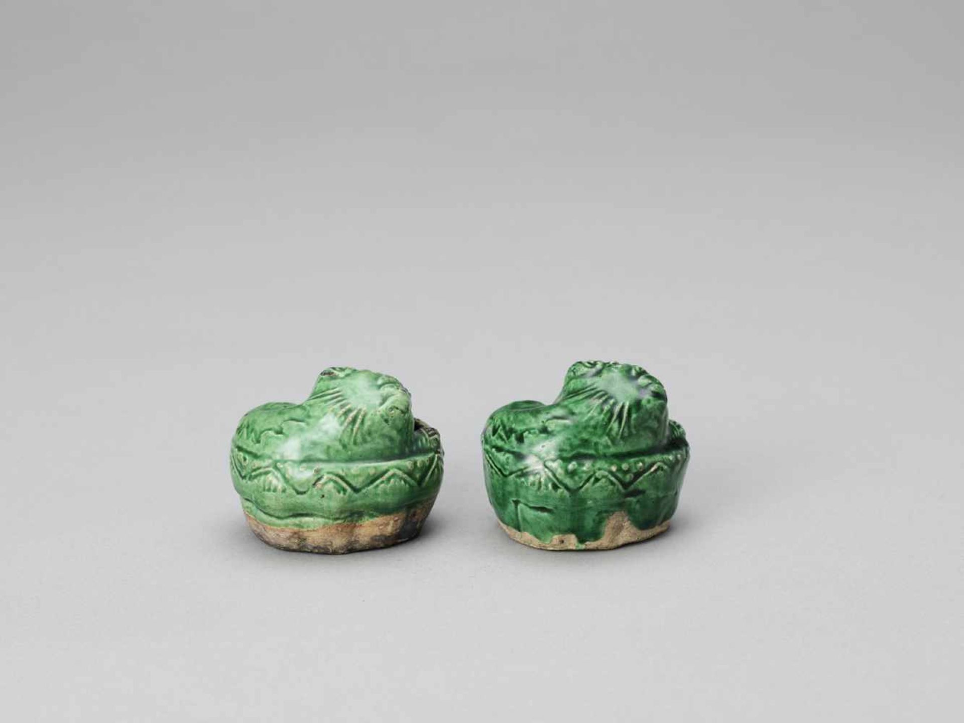 A PAIR OF EMERALD GREEN GLAZED POTTERY BUDDHIST LION WATER DROPPERS, KANGXI - Bild 6 aus 9