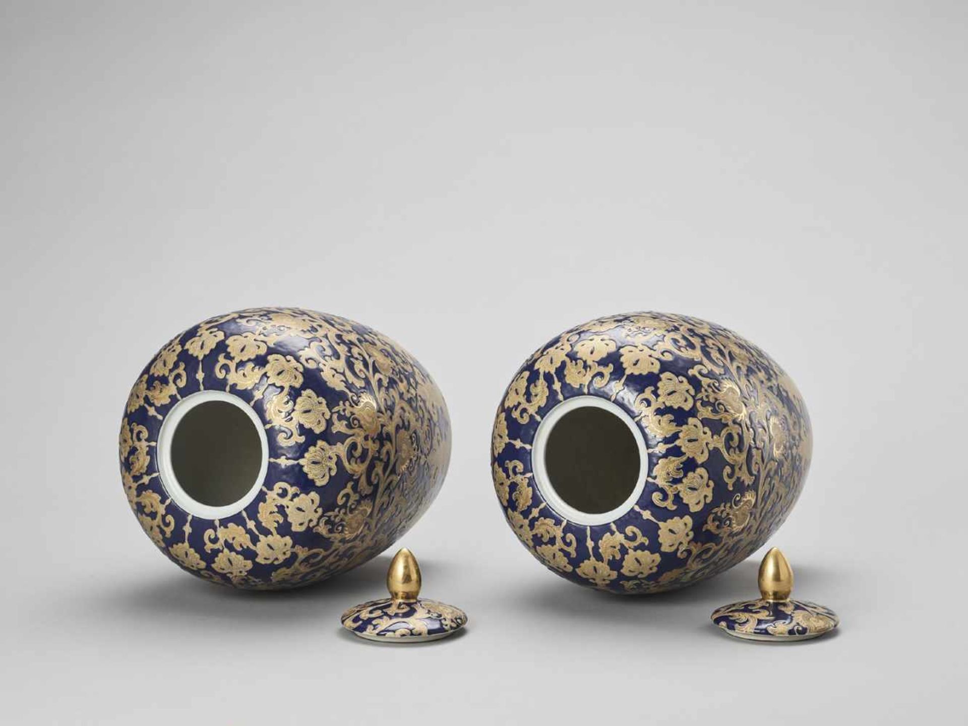 A PAIR OF LIDDED JARS, 20TH CENTURY - Bild 5 aus 6