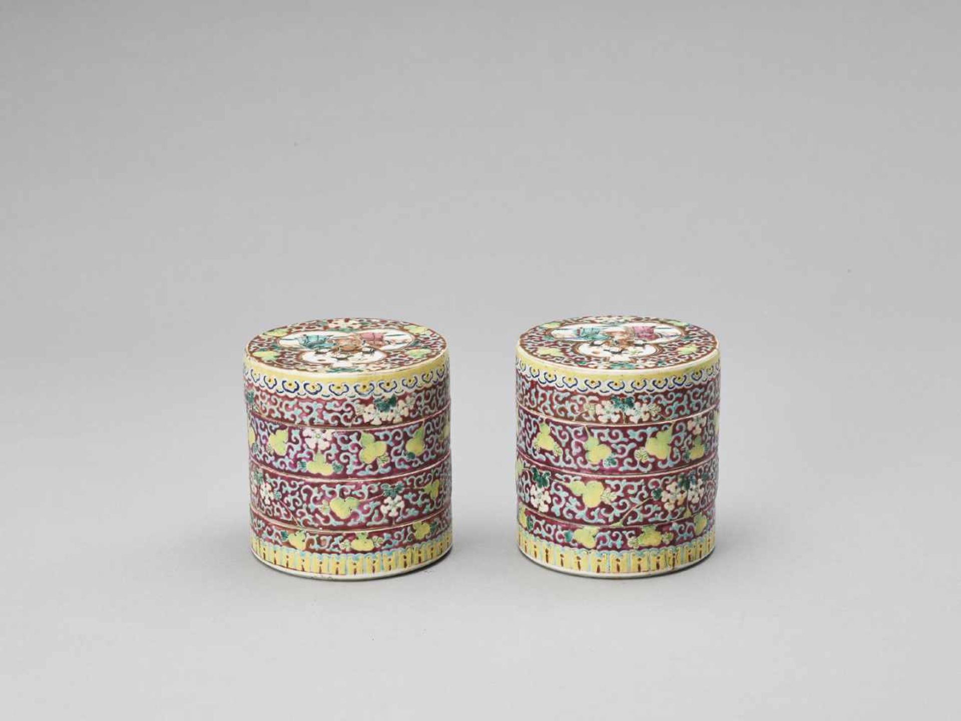 A PAIR OF THREE-TIERED ENAMELED PORCELAIN COSMETIC BOXES, REPUBLIC - Bild 3 aus 9