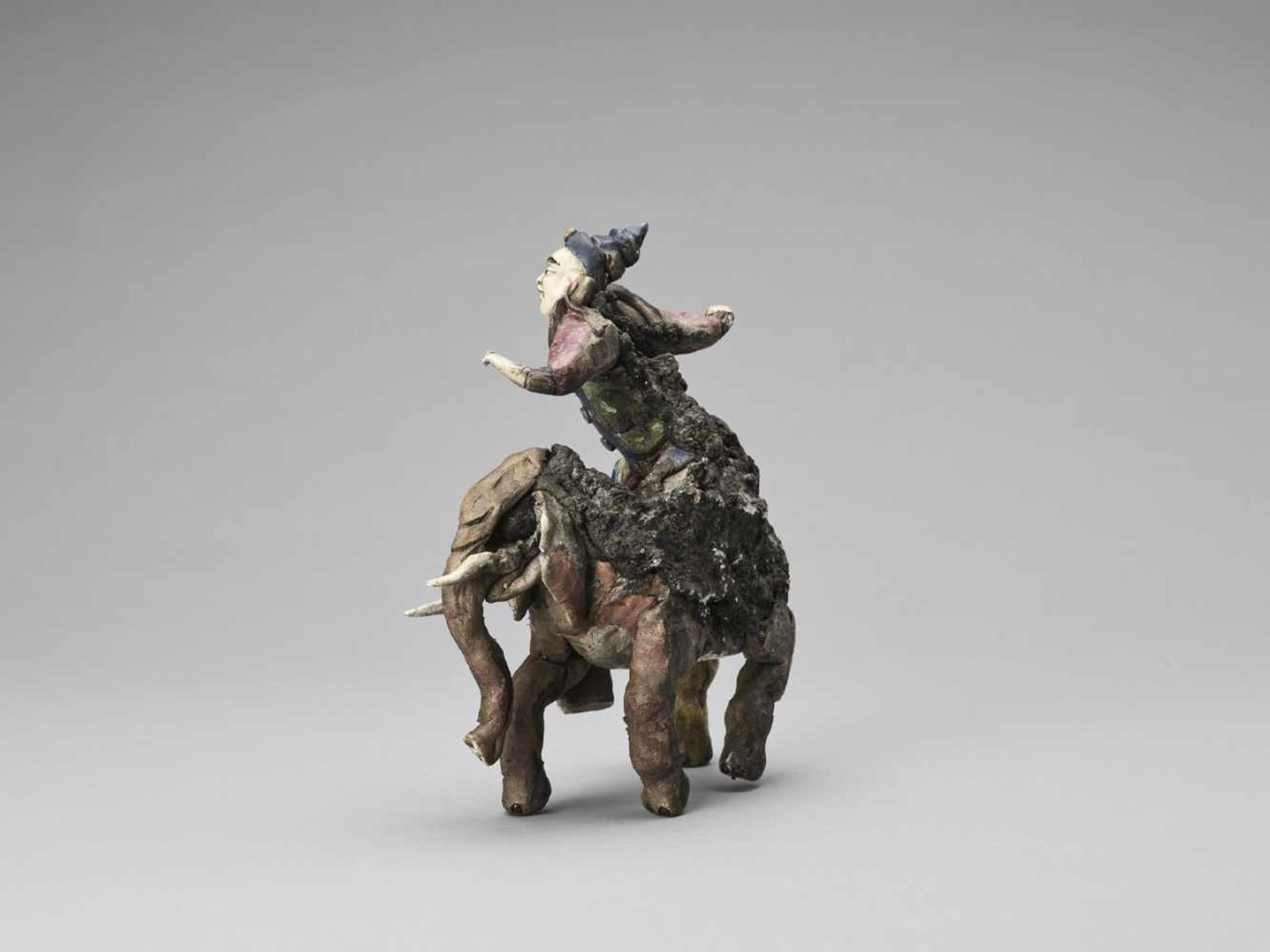 A GLAZED TERRACOTTA FIGURE OF A DIGNITARY RIDING AN ELEPHANT, MID-QING - Bild 6 aus 10