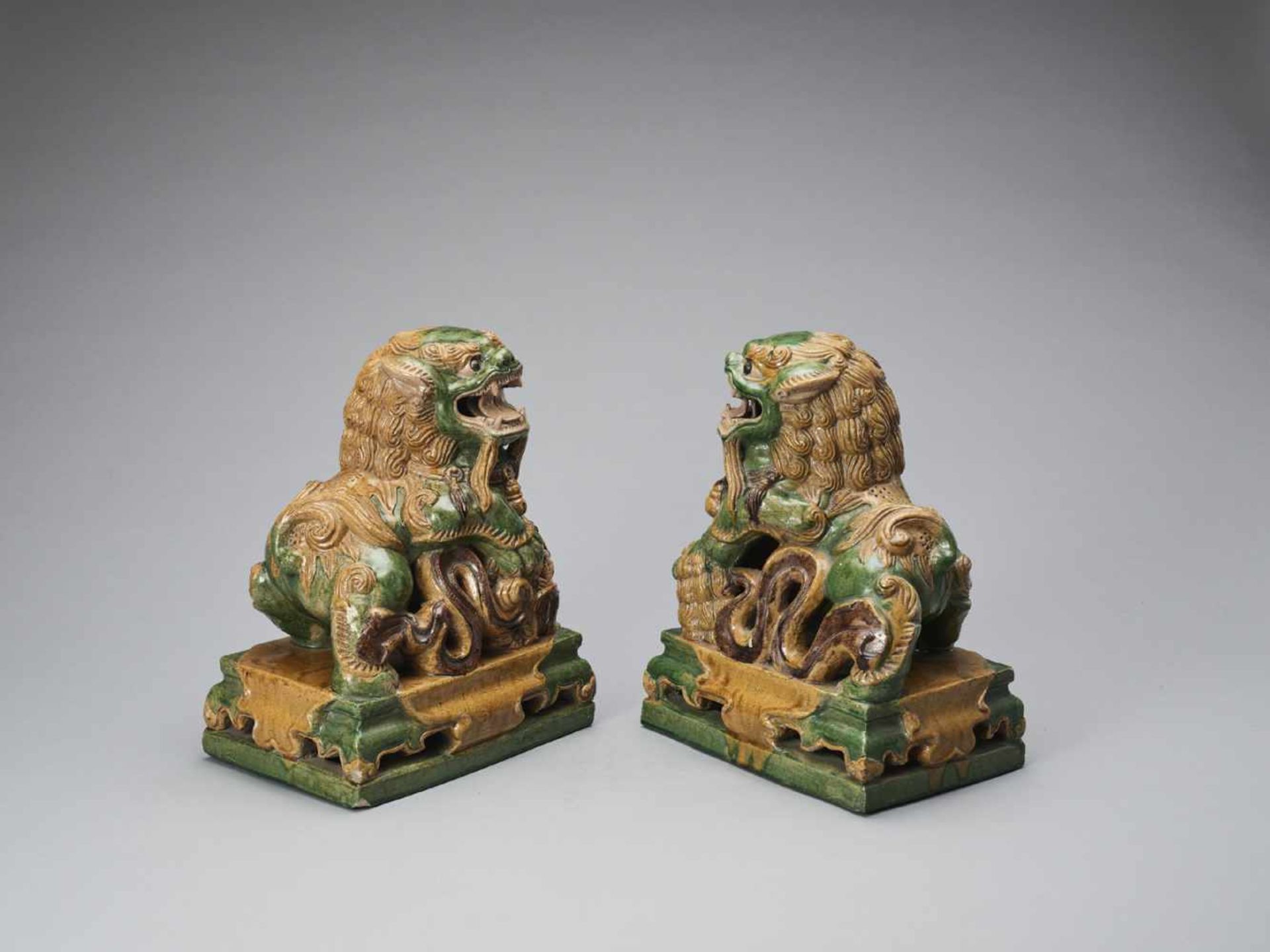 A PAIR OF RETICULATED SANCAI GLAZED POTTERY BUDDHIST LIONS, LATE MING TO EARLIER QING - Image 4 of 8