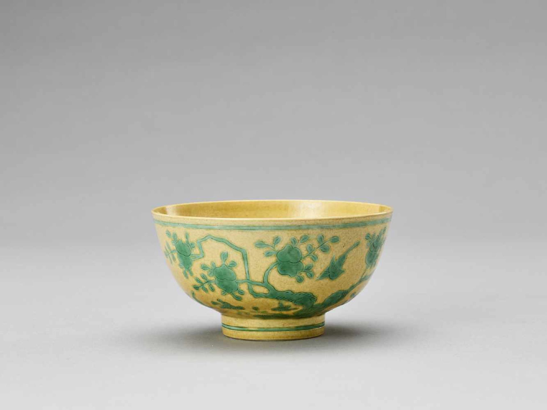 A YELLOW AND GREEN-GLAZED ‘PEONIES AND PEACHES’ BOWL, REPUBLIC <br