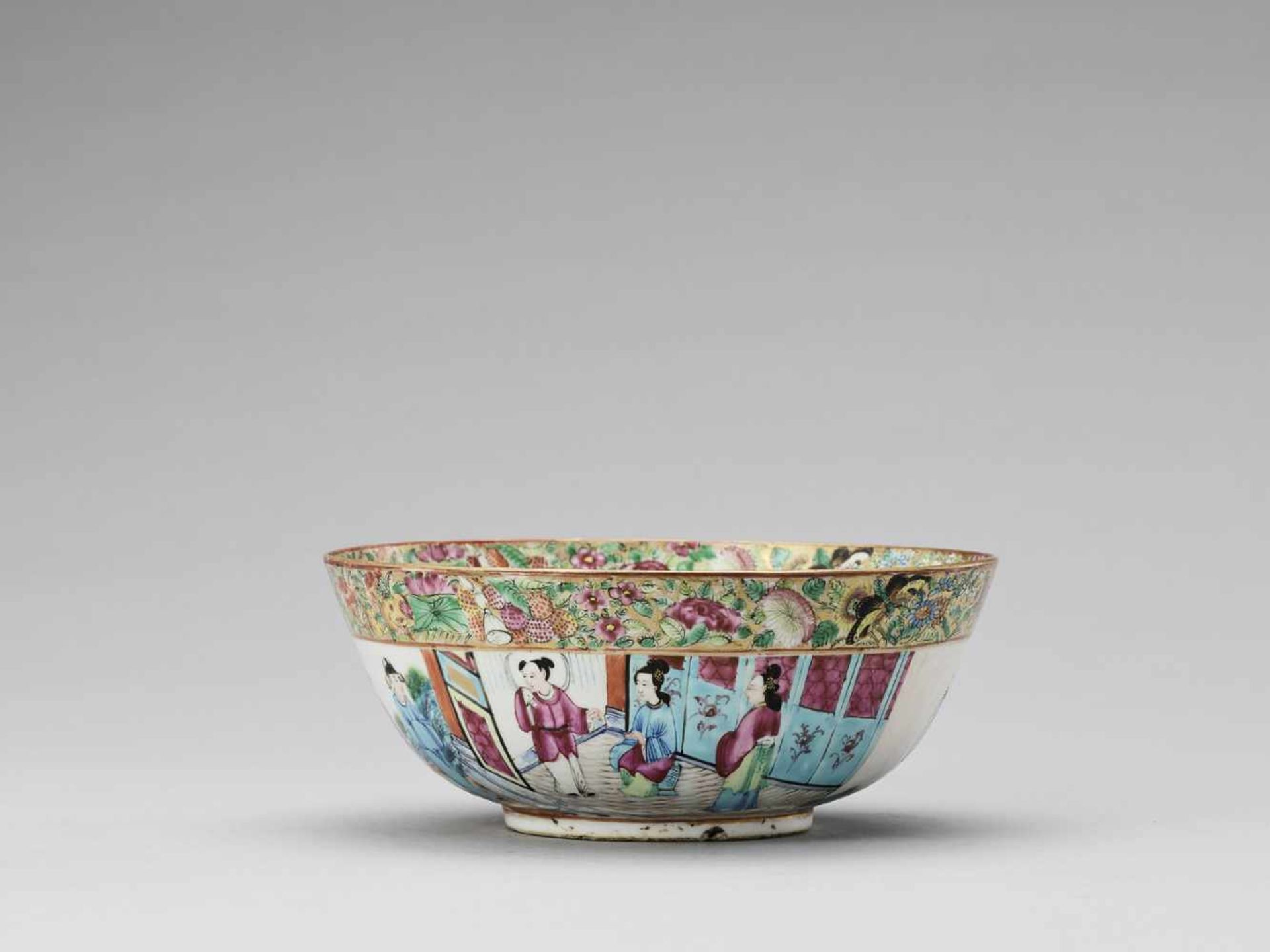 A CANTON SCHOOL FAMILLE ROSE GILT BOWL, LATE QING - Bild 4 aus 7