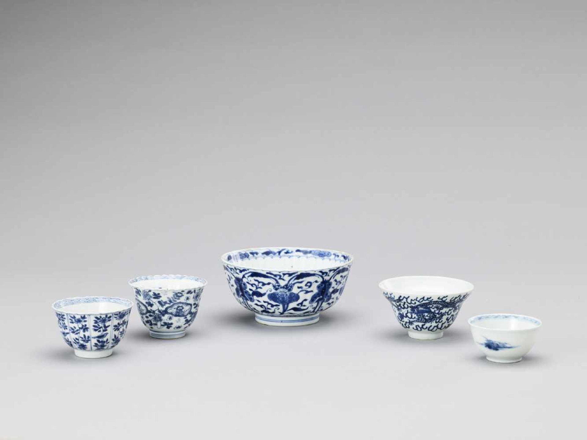A GROUP OF FIVE BLUE AND WHITE PORCELAIN BOWLS - Image 4 of 10
