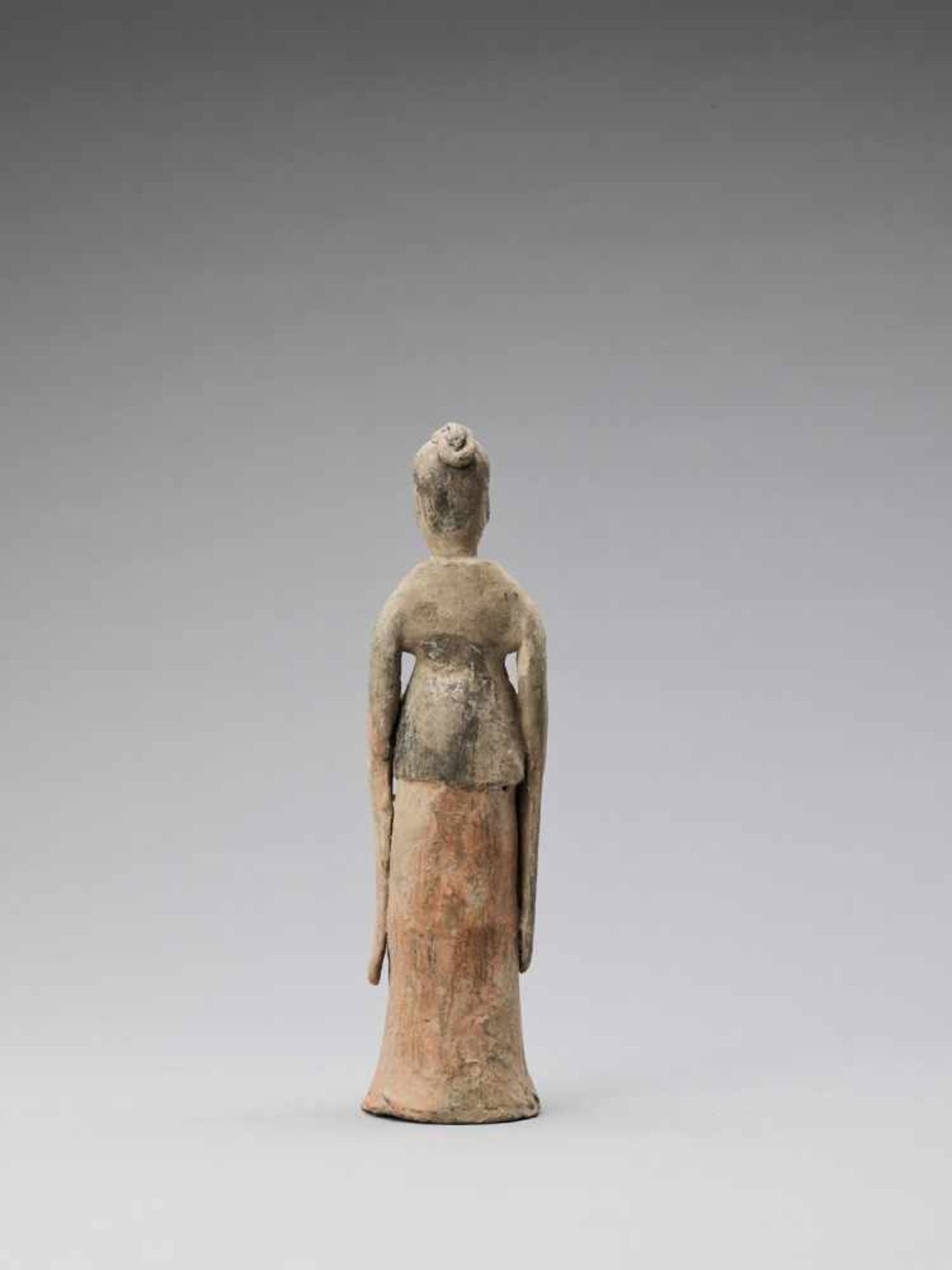 A TL-TESTED TERRACOTTA FIGURE OF A COURT LADY, TANG - Bild 4 aus 6