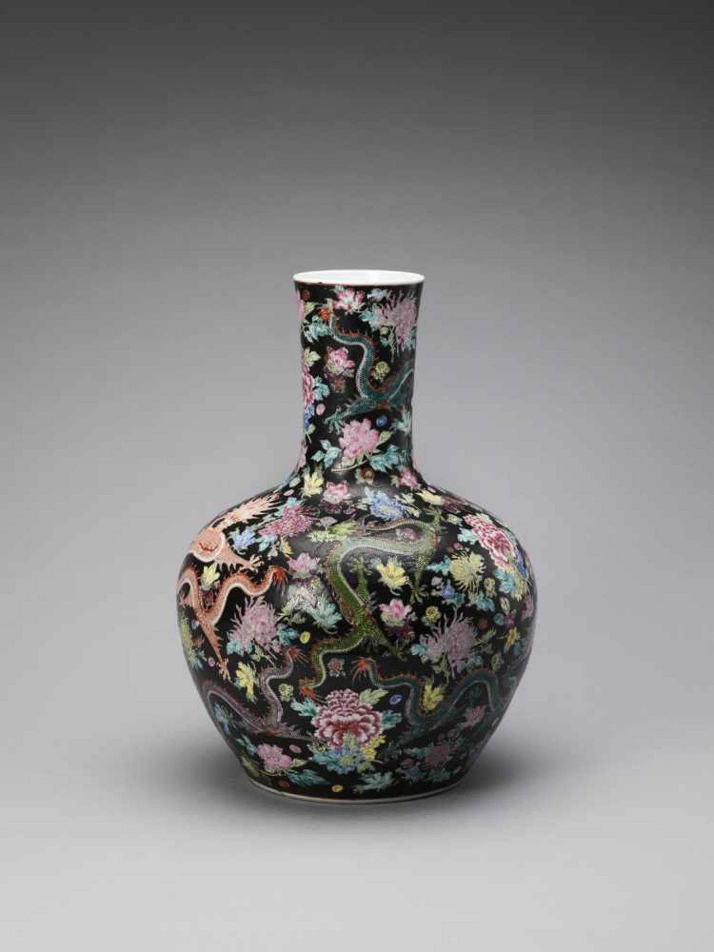 A BLACK-GROUND FAMILLE ROSE VASE, TIANQIUPING - Bild 2 aus 7