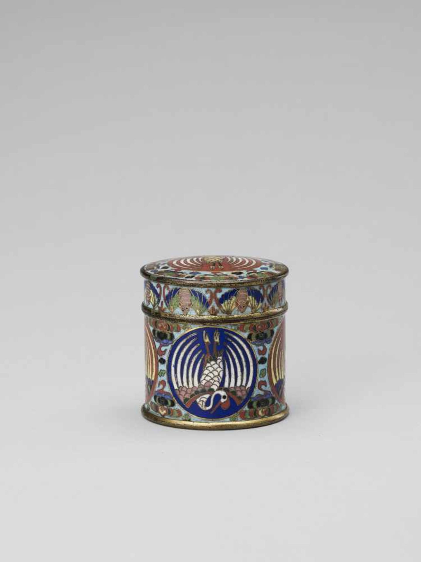 A CLOISONNÉ AND GILT ENAMEL CYLINDRICAL BOX AND COVER, QING < - Bild 3 aus 7