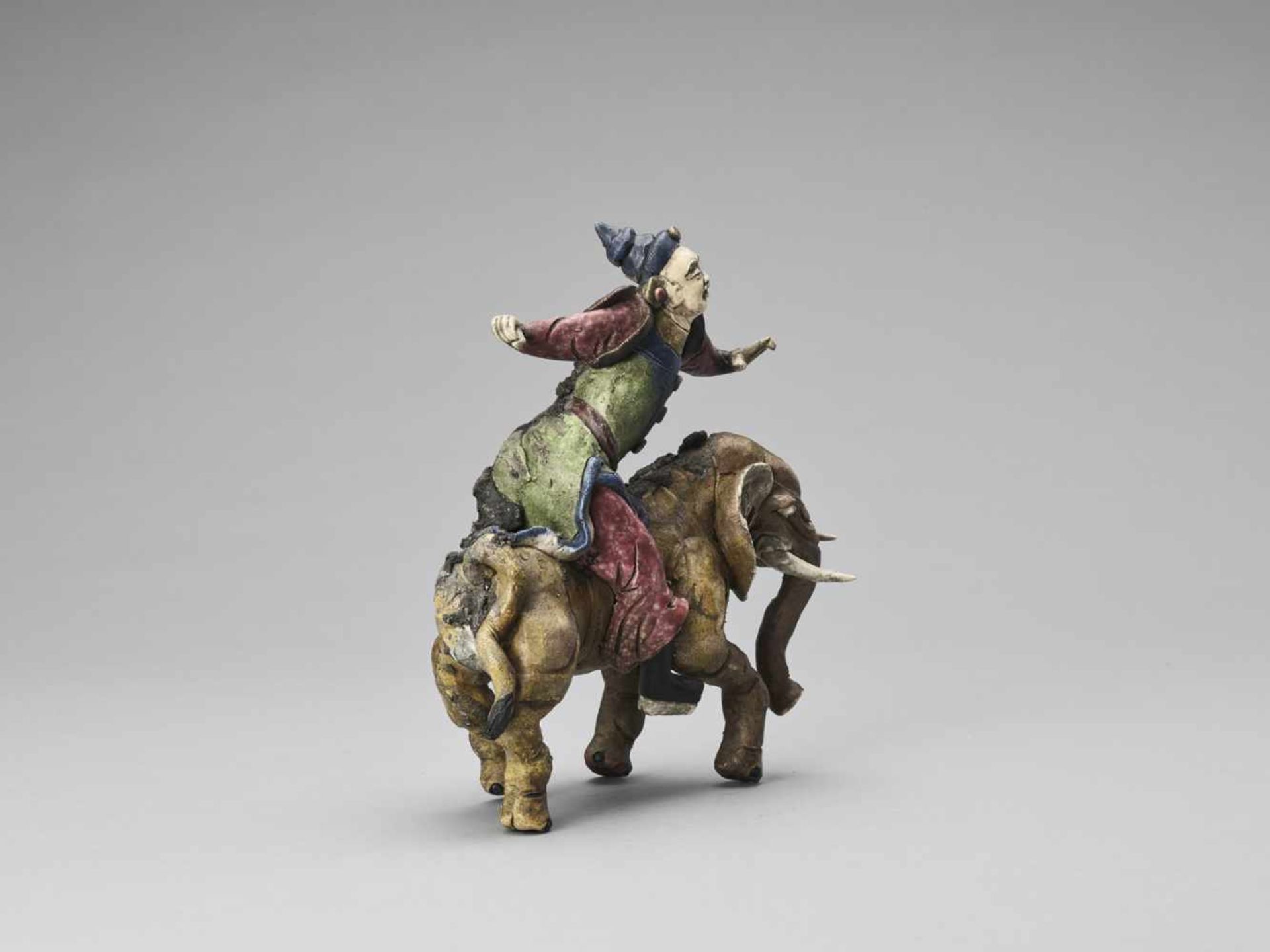 A GLAZED TERRACOTTA FIGURE OF A DIGNITARY RIDING AN ELEPHANT, MID-QING - Bild 8 aus 10