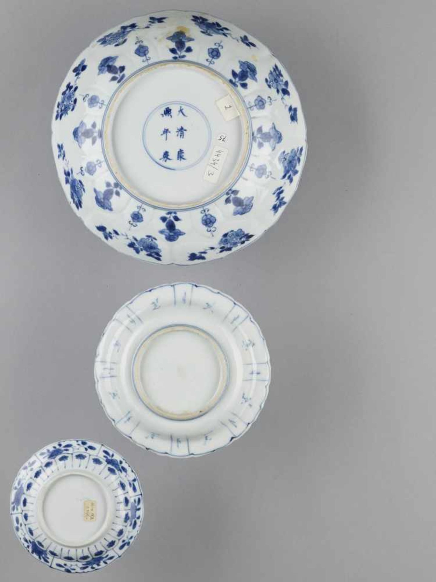 A GROUP OF 13 PORCELAIN PLATES - Bild 9 aus 9