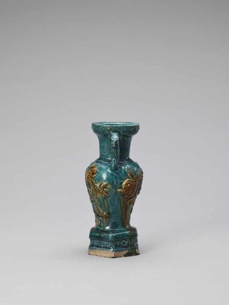 A SANCAI GLAZED POTTERY AMPHORA VASE WITH A MYTHICAL BEAST, 17th CENTURY - Image 3 of 8