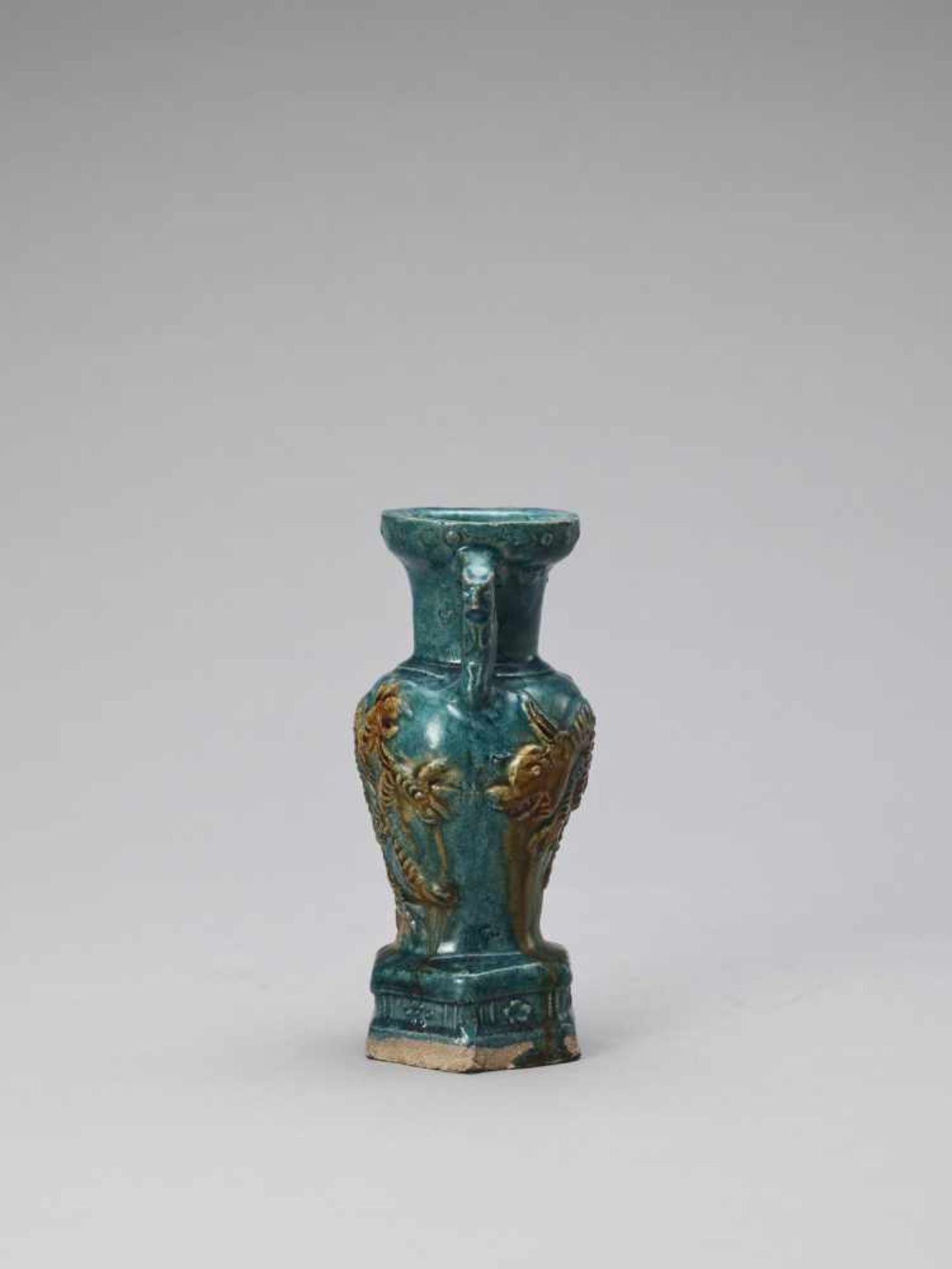 A SANCAI GLAZED POTTERY AMPHORA VASE WITH A MYTHICAL BEAST, 17th CENTURY - Image 3 of 8