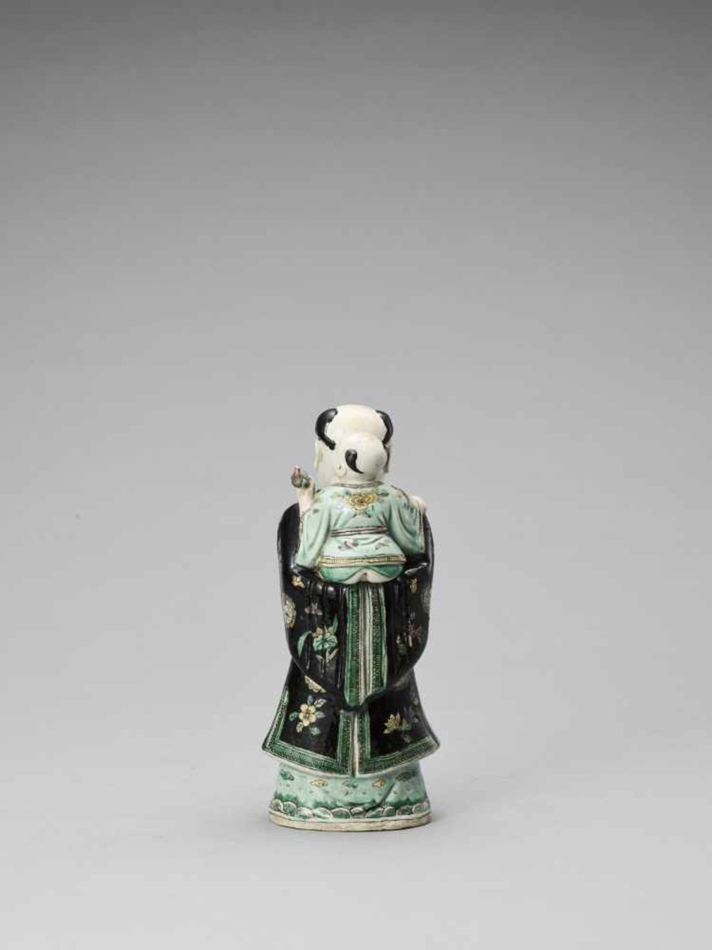 A BISCUIT-GLAZED FAMILLE VERTE FIGURE, KANGXI - Bild 4 aus 6