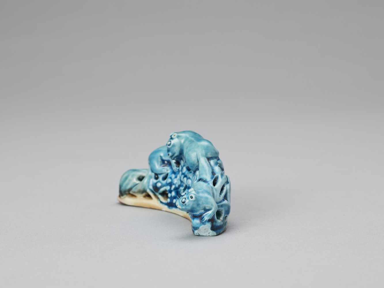 A ‘SQUIRRELS AND GRAPES’ PORCELAIN BRUSH REST, KANGXI <br - Image 3 of 7