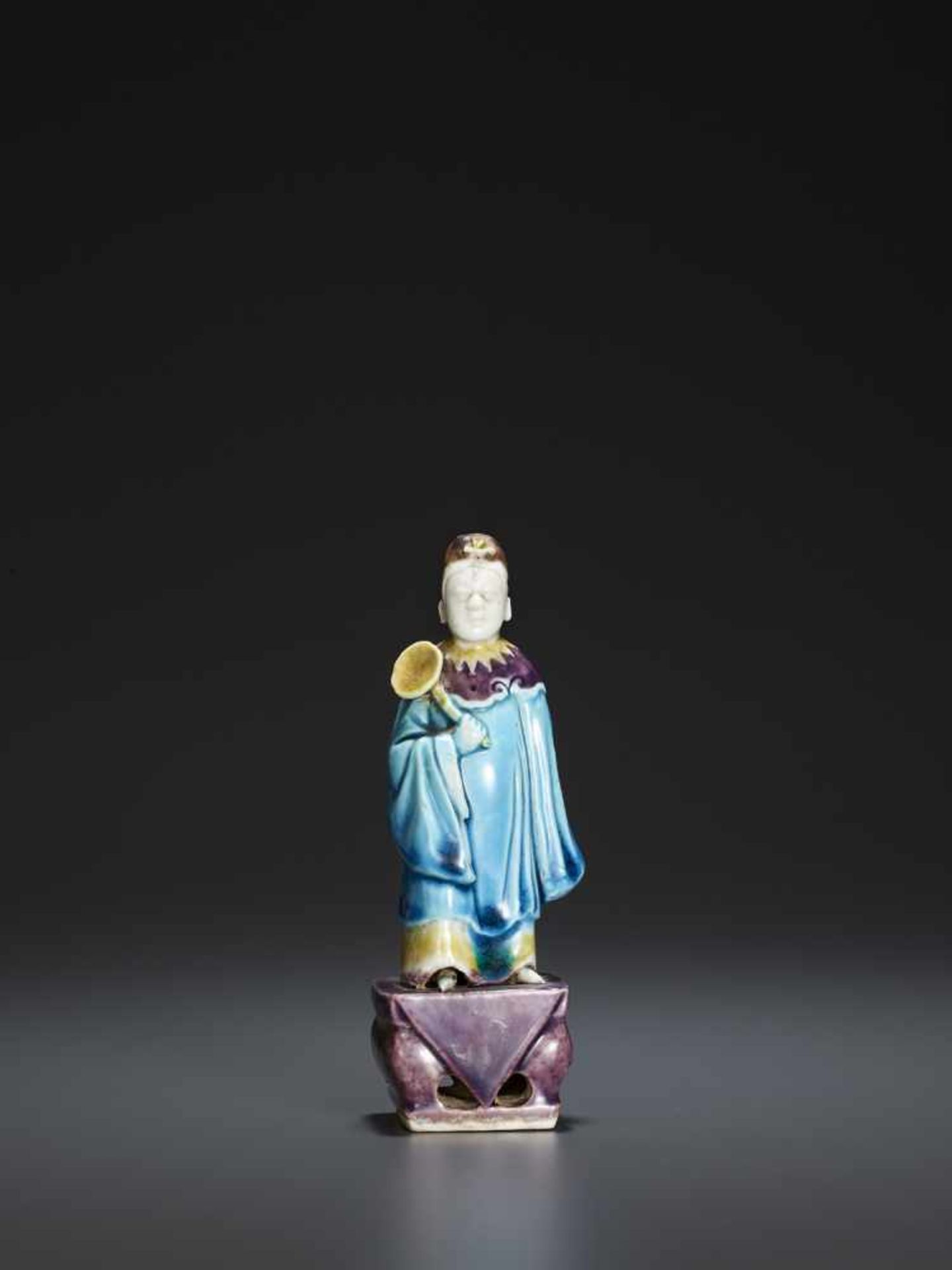 A MOLDED PORCELAIN FIGURE, QING