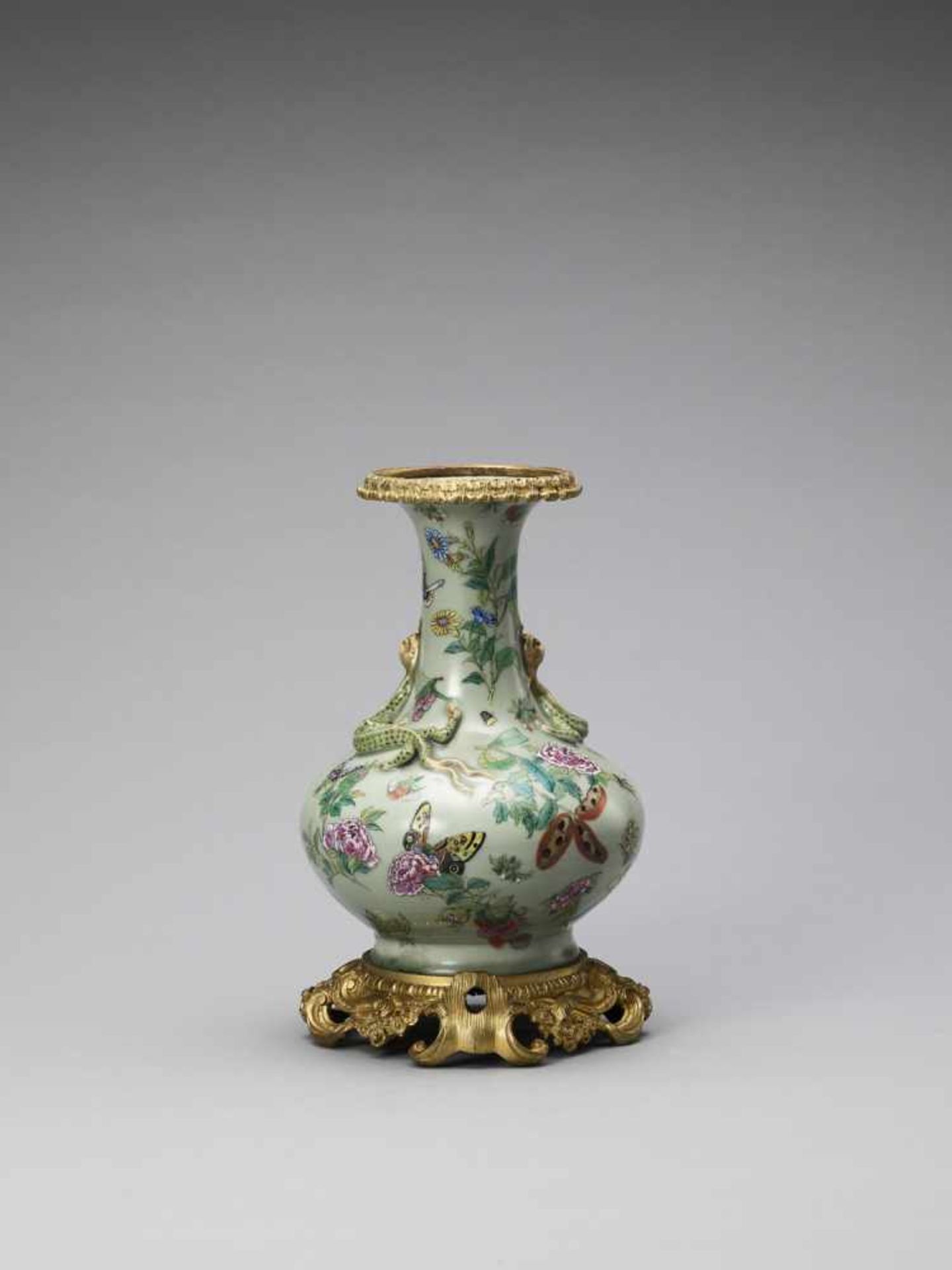 AN ORMOLU-MOUNTED CELADON GLAZED AND ENAMEL PAINTED VASE, QING - Bild 4 aus 8