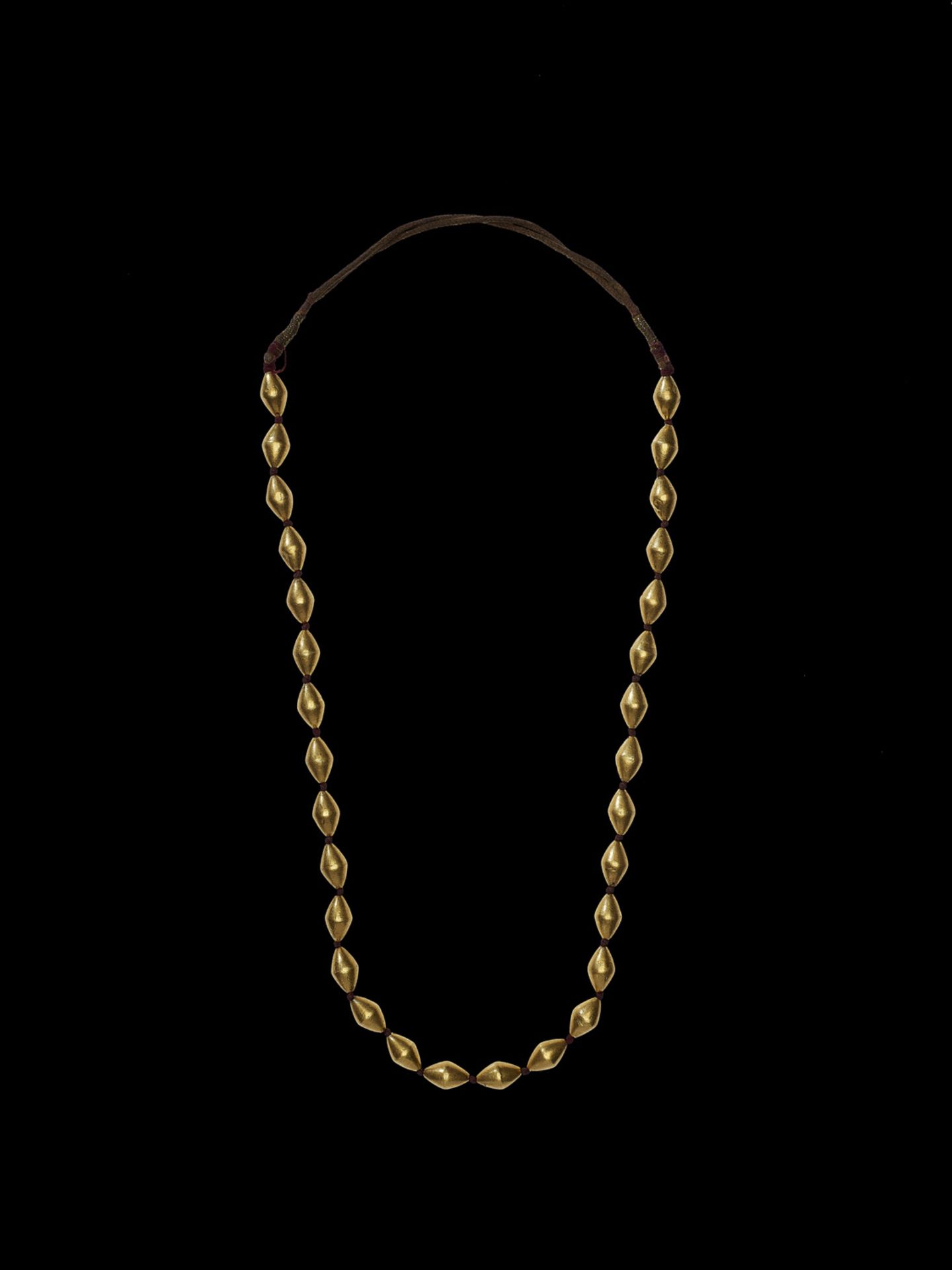 A BURMESE GOLD NECKLACE WITH 30 BEADS
