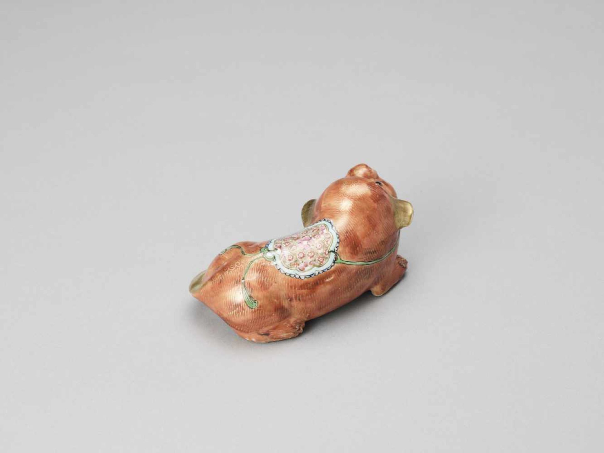 A FAMILLE ROSE PORCELAIN DOG, QING - Bild 4 aus 7