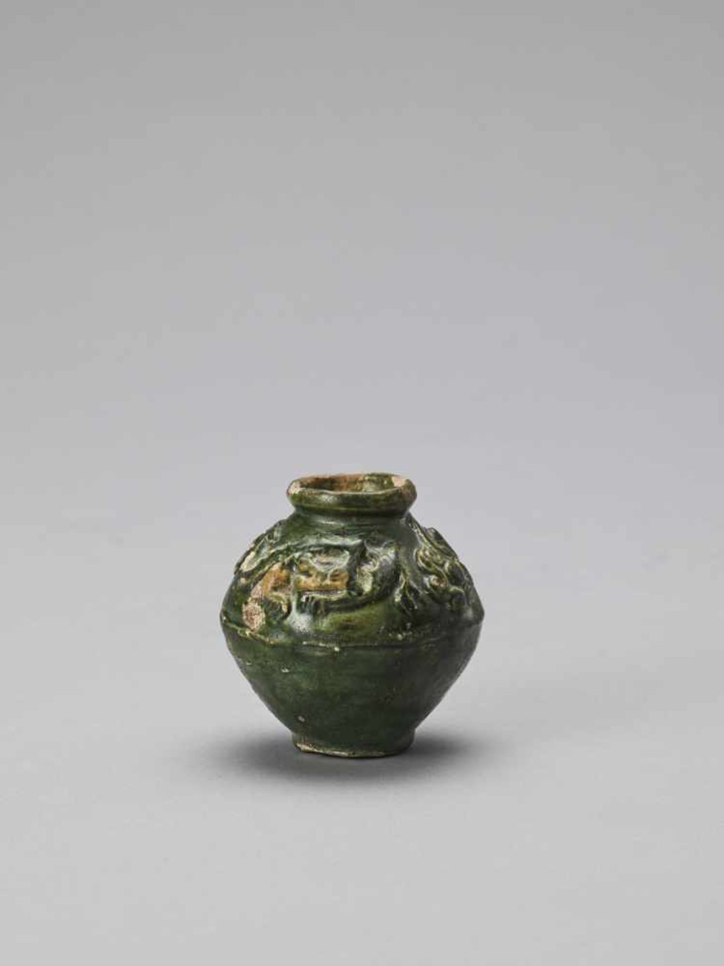 AN EMERALD GREEN-GLAZED CERAMIC MINIATURE URN, TANG - Bild 4 aus 6