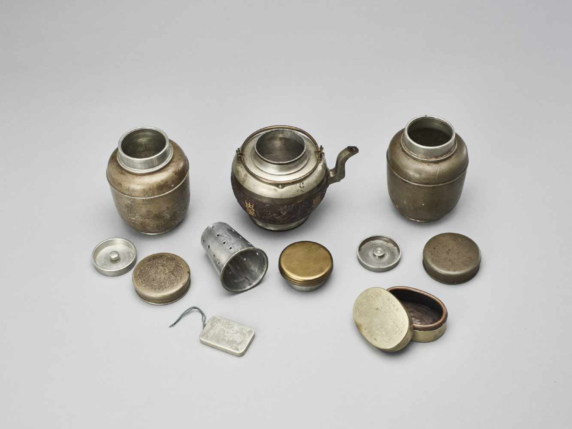 FIVE CHINESE SILVER AND PEWTER ITEMS INCLUDING A COCONUT BODY TEAPOT, QING - Bild 11 aus 11