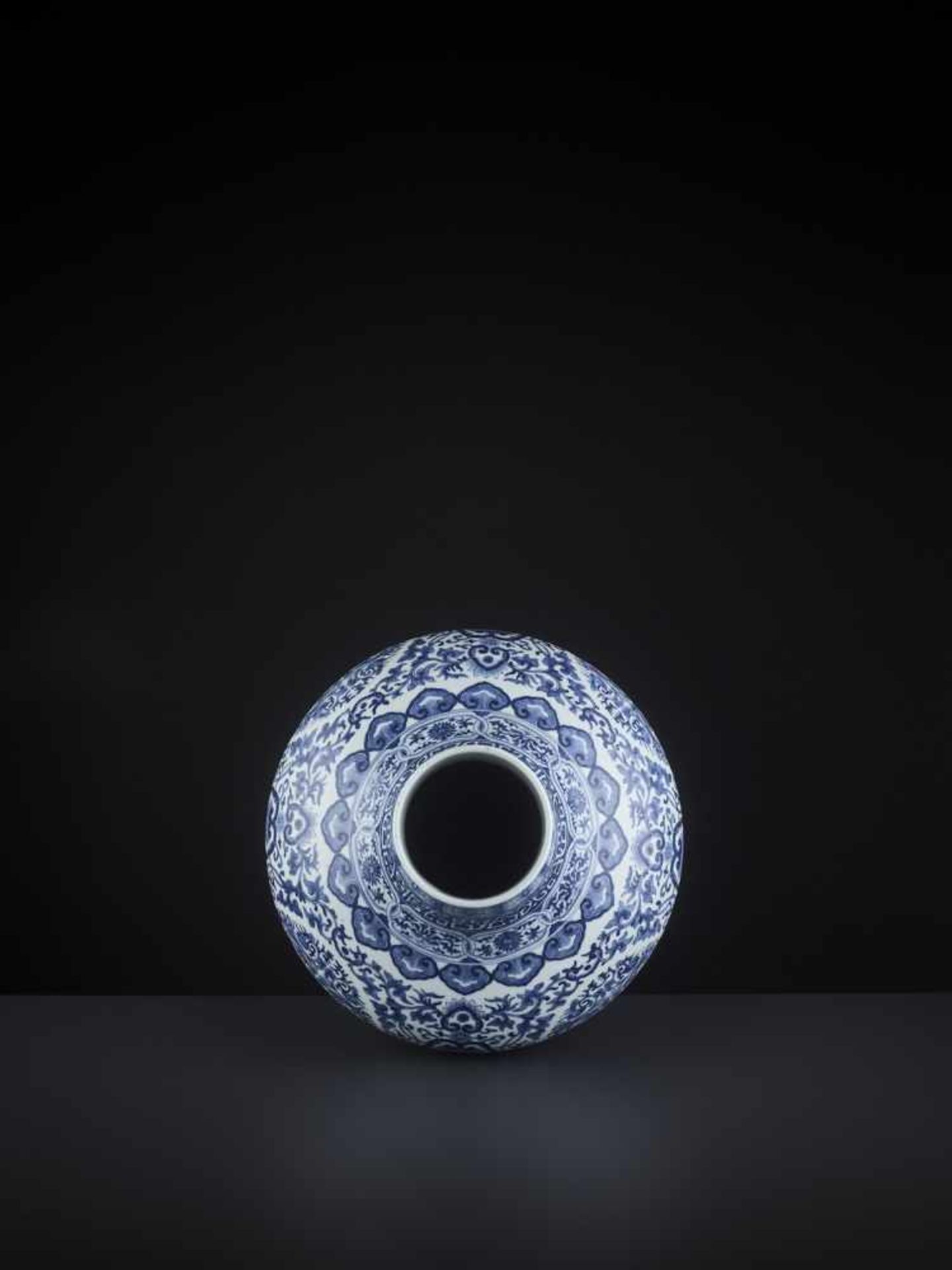 A BLUE AND WHITE TIANQIU PING, QING - Bild 8 aus 10