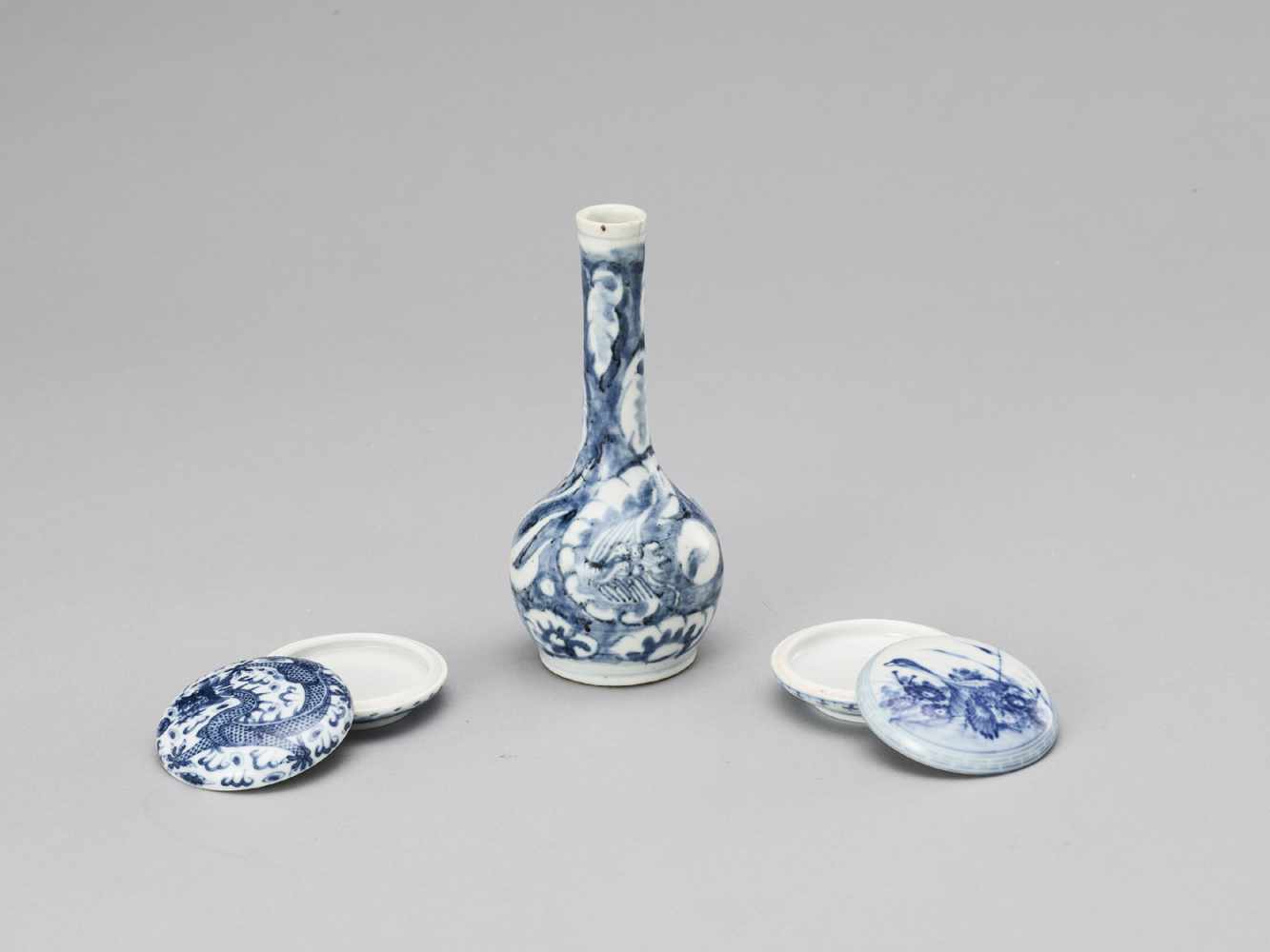 A BLUE AND WHITE PORCELAIN MIXED LOT, QING